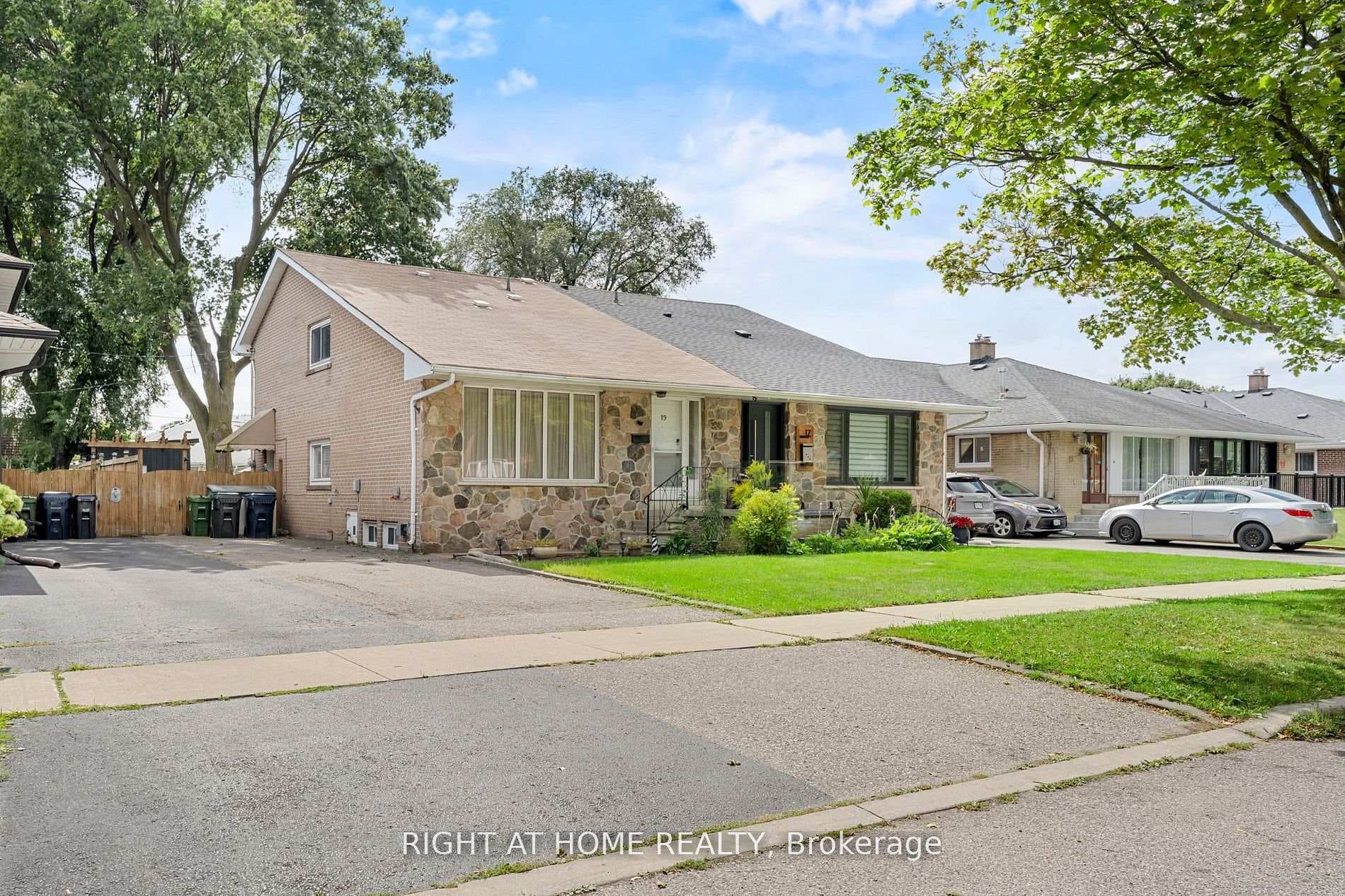 19 Dunsany Crescent, Etobicoke (Kingsview Village / Humber Heights), ON M9R 3W7 - Photo 1