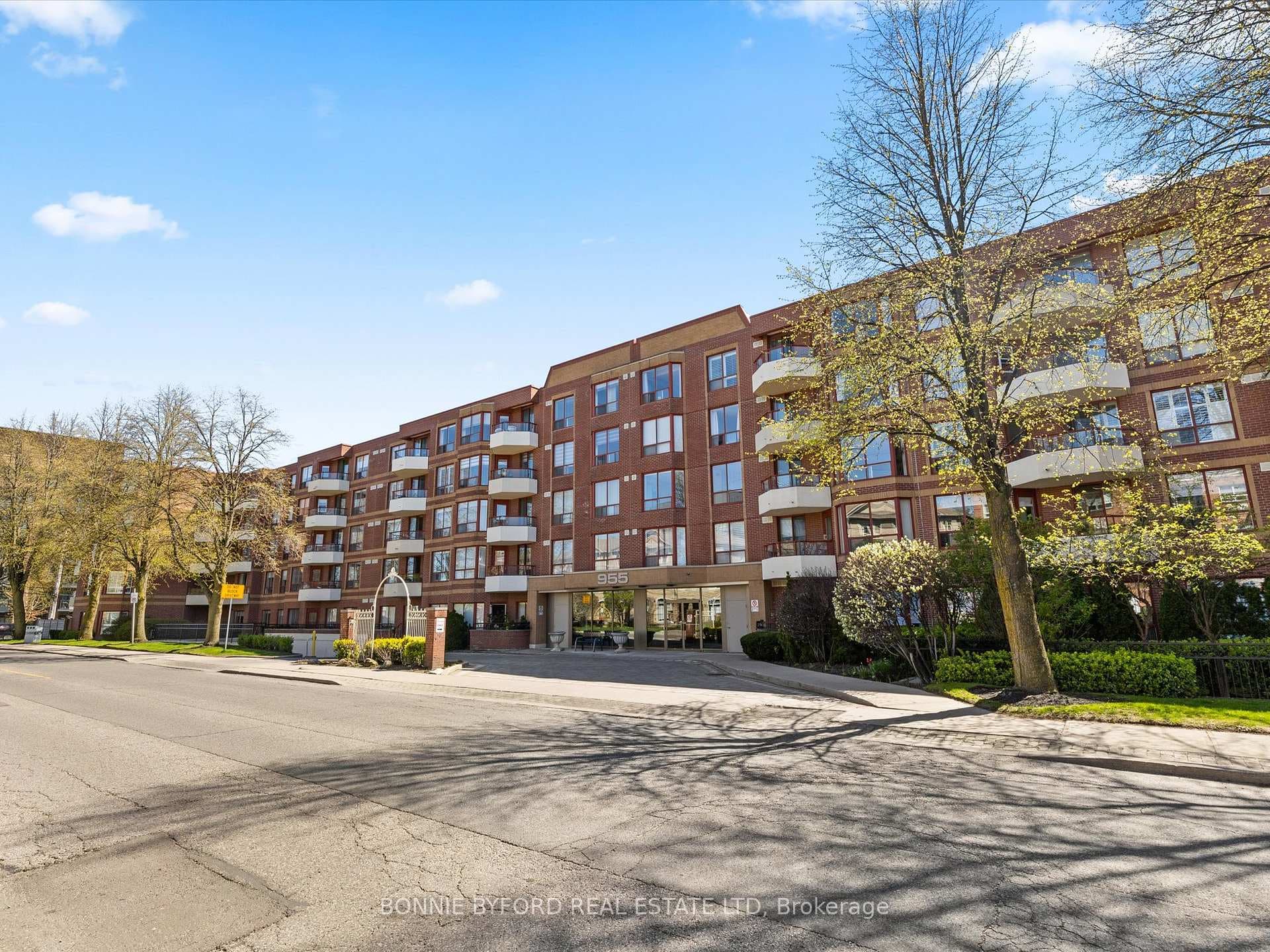 Leaside Gate, 955 Millwood Road