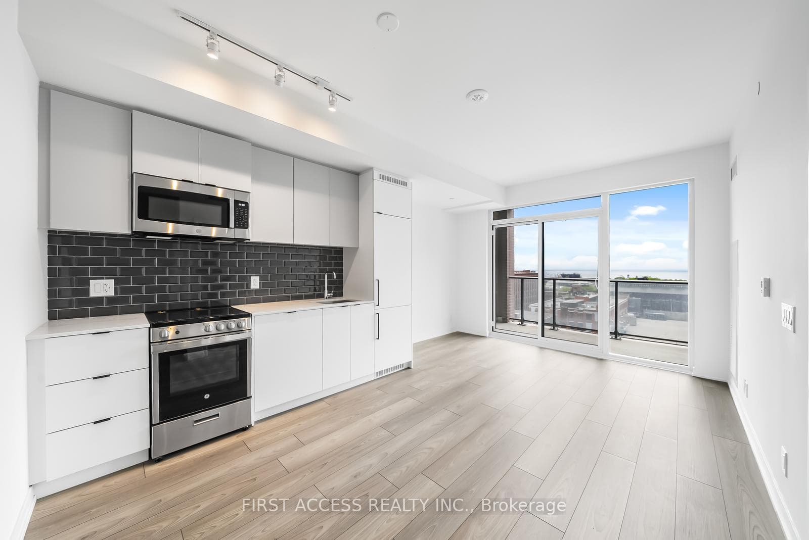 285 Dufferin Street Unit 817, High Park / Junction / Roncesvalles, ON M6K 1Z7 - Photo 1