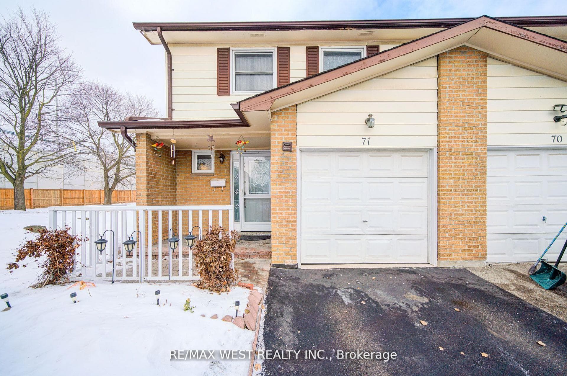 3525 Brandon Gate Drive Unit 71, Mississauga, ON L4T 3M3 - Photo 1