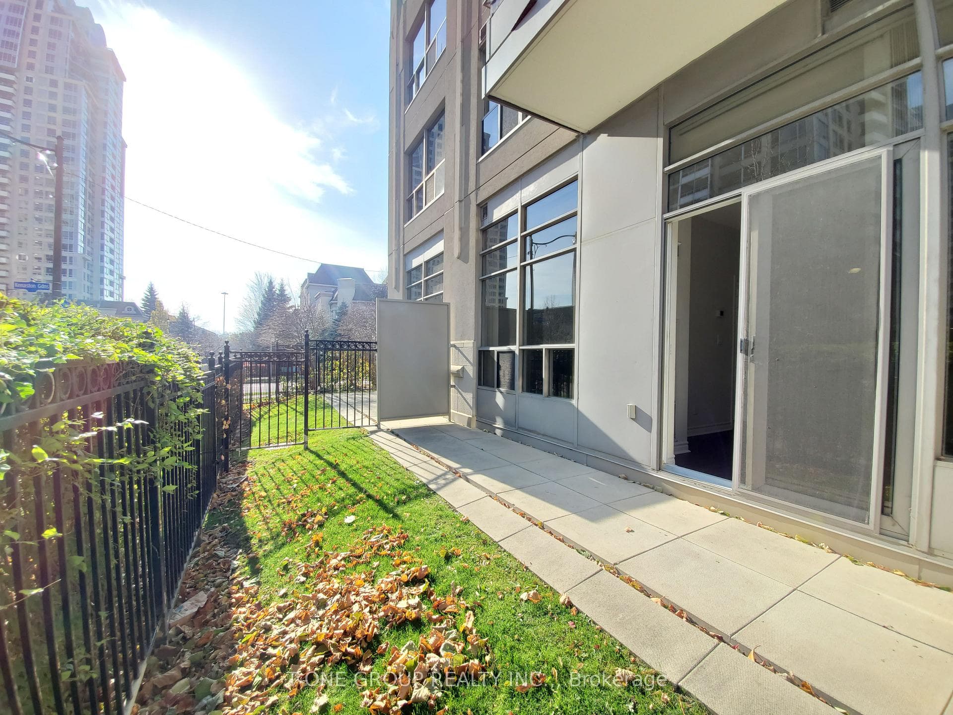 19 Barberry Place Unit 105, Hillcrest Village / Bayview Village, ON M2K 3E3 - Photo 1