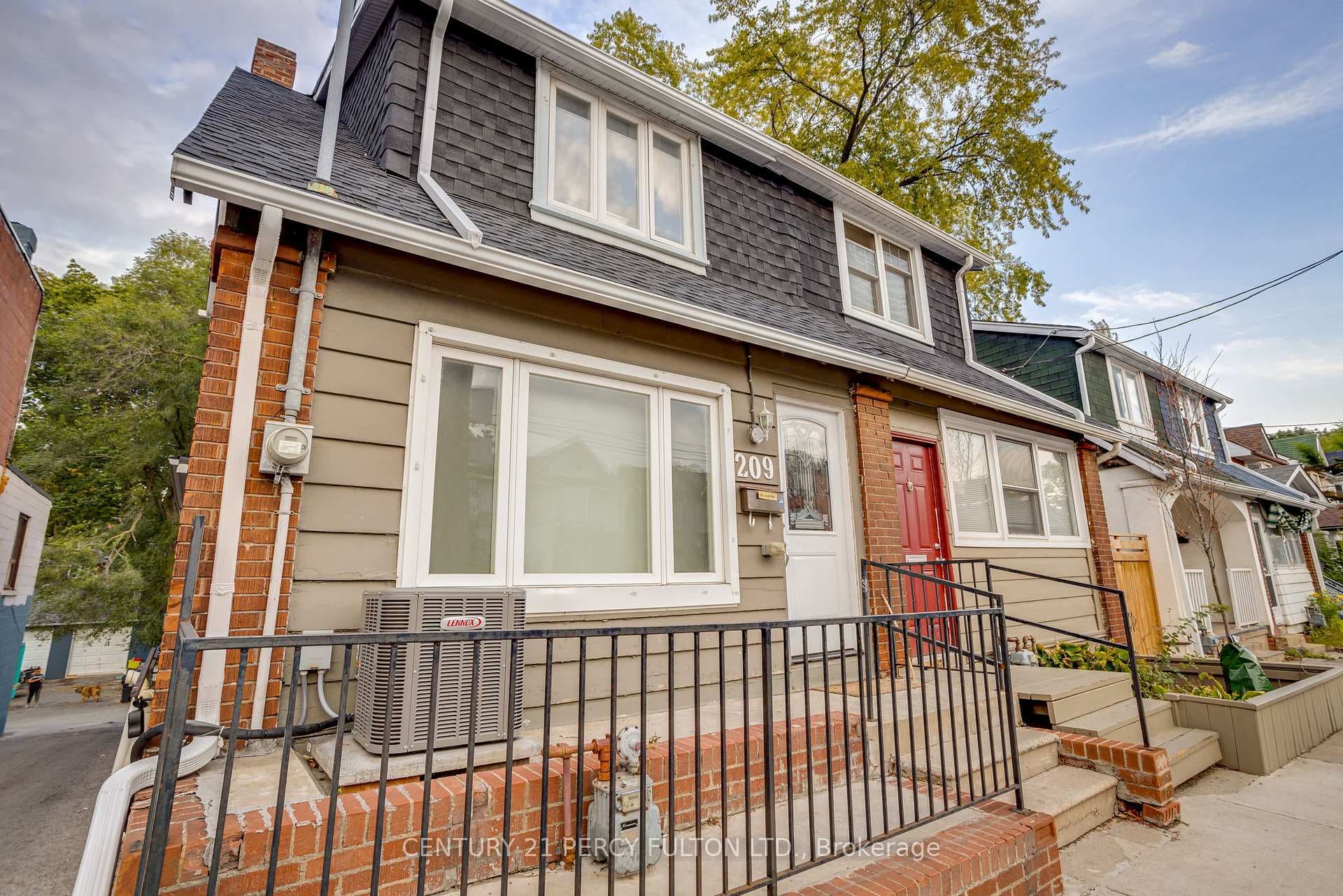 209 Coxwell Avenue Unit Main, Riverdale / Leslieville, ON M4L 3B4 - Photo 1