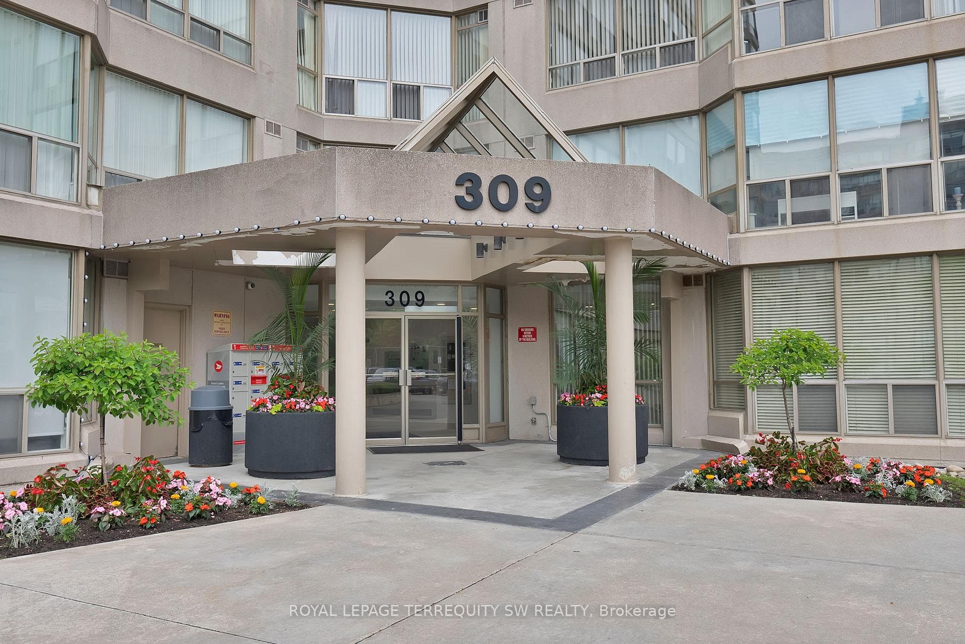309 Major Mackenzie Drive Unit 113, Richmond Hill, ON L4C 9V5 - Photo 1