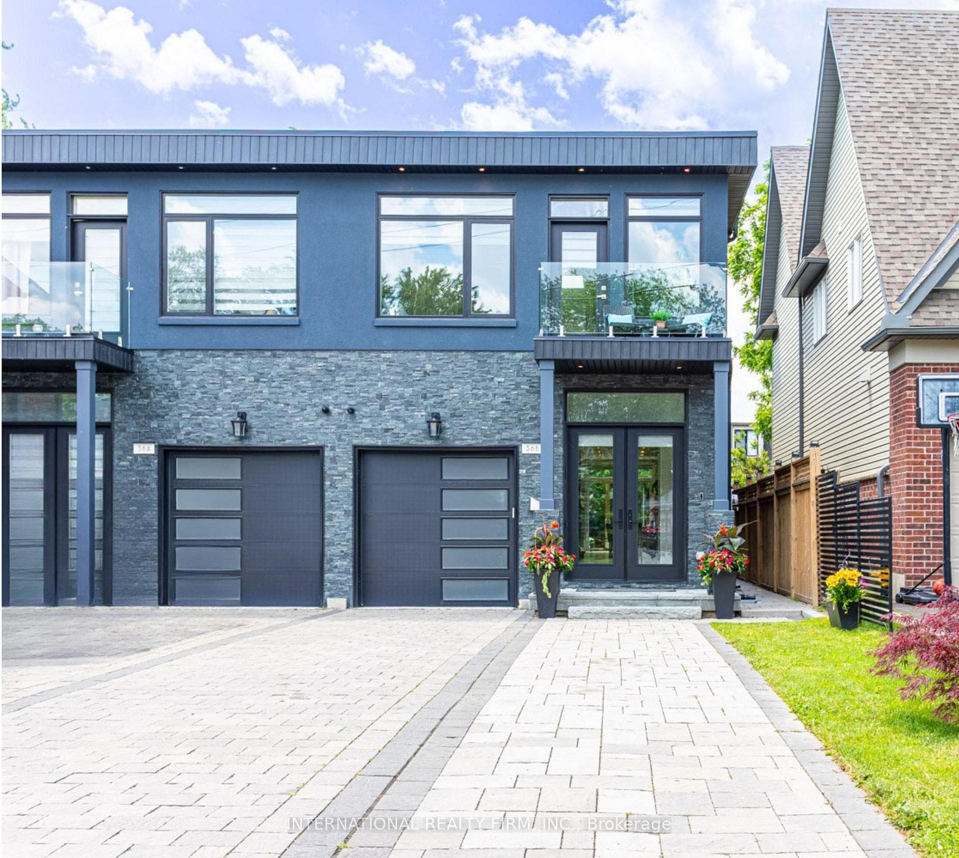 STYLISH HOME NEAR THE LAKE WITH 6 PARKING SPACES