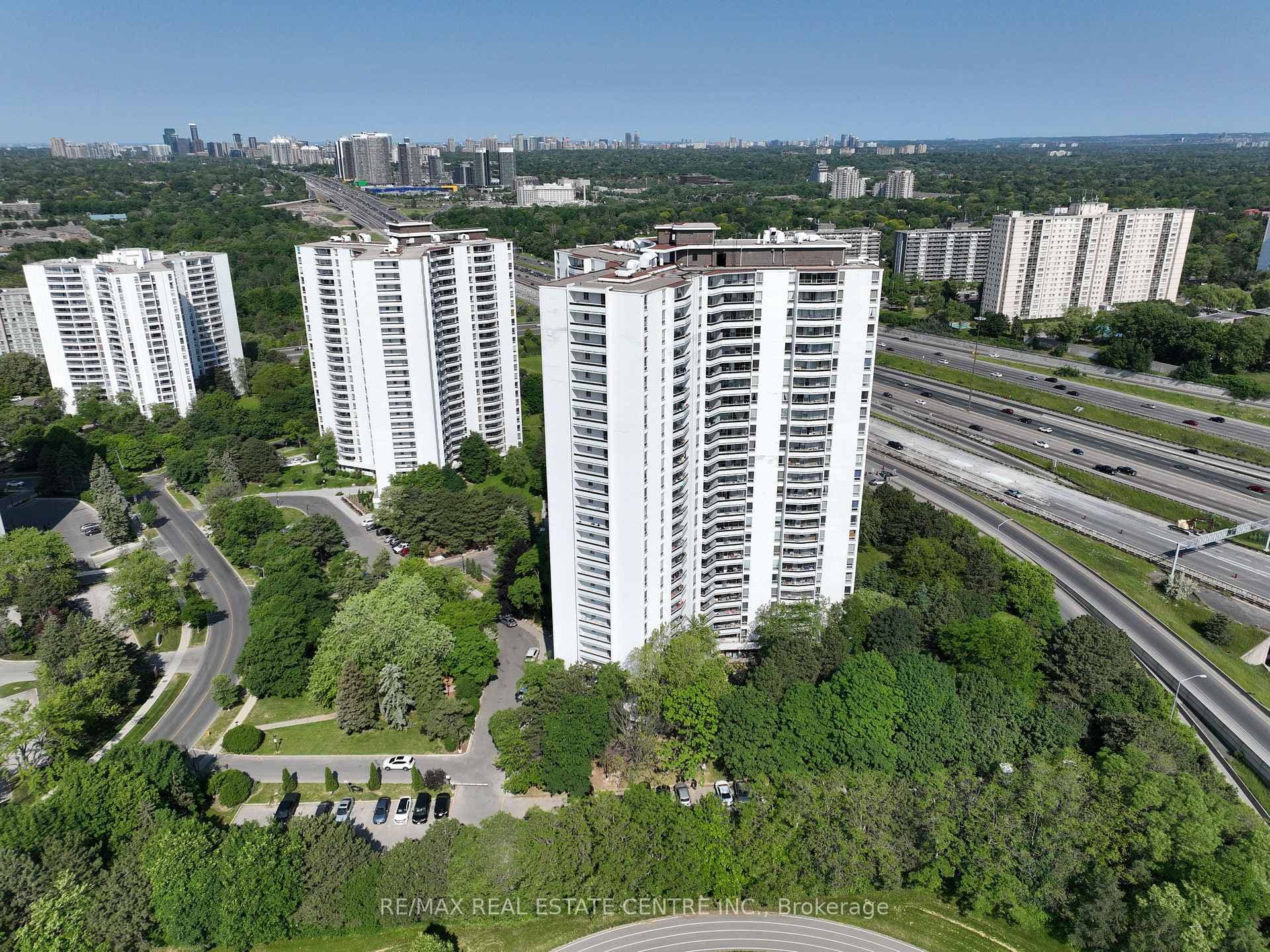 150 Graydon Hall Drive Unit 1809, Don Mills / Parkwoods / Victoria Village, ON M3A 3B3 - Photo 1