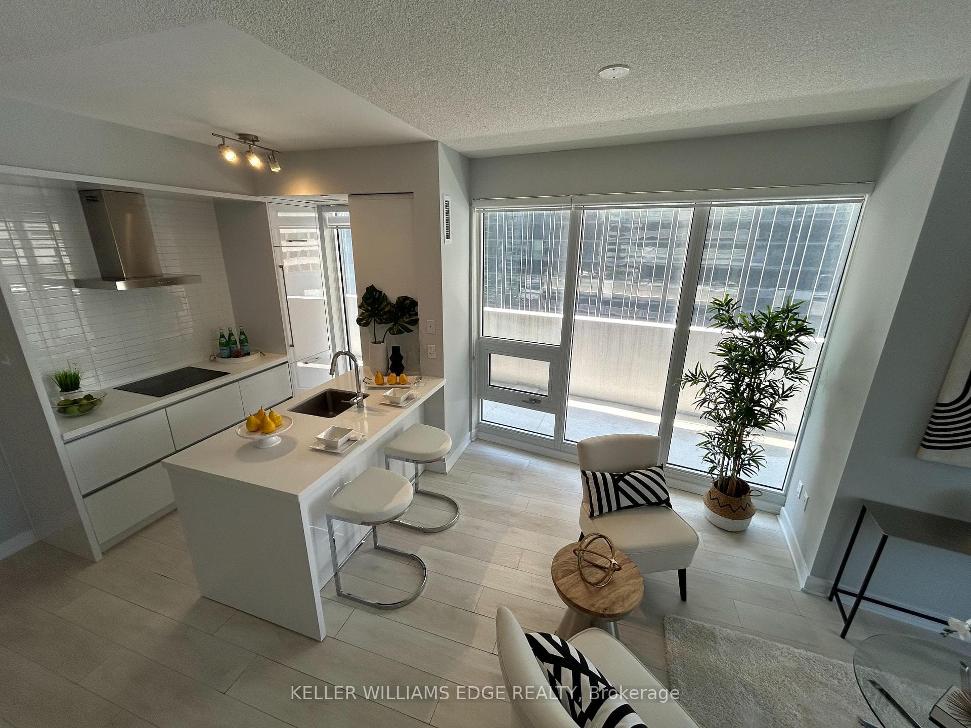 2221 Yonge Street Unit 809, Leaside / Davisville, ON M4S 0B8 - Photo 1