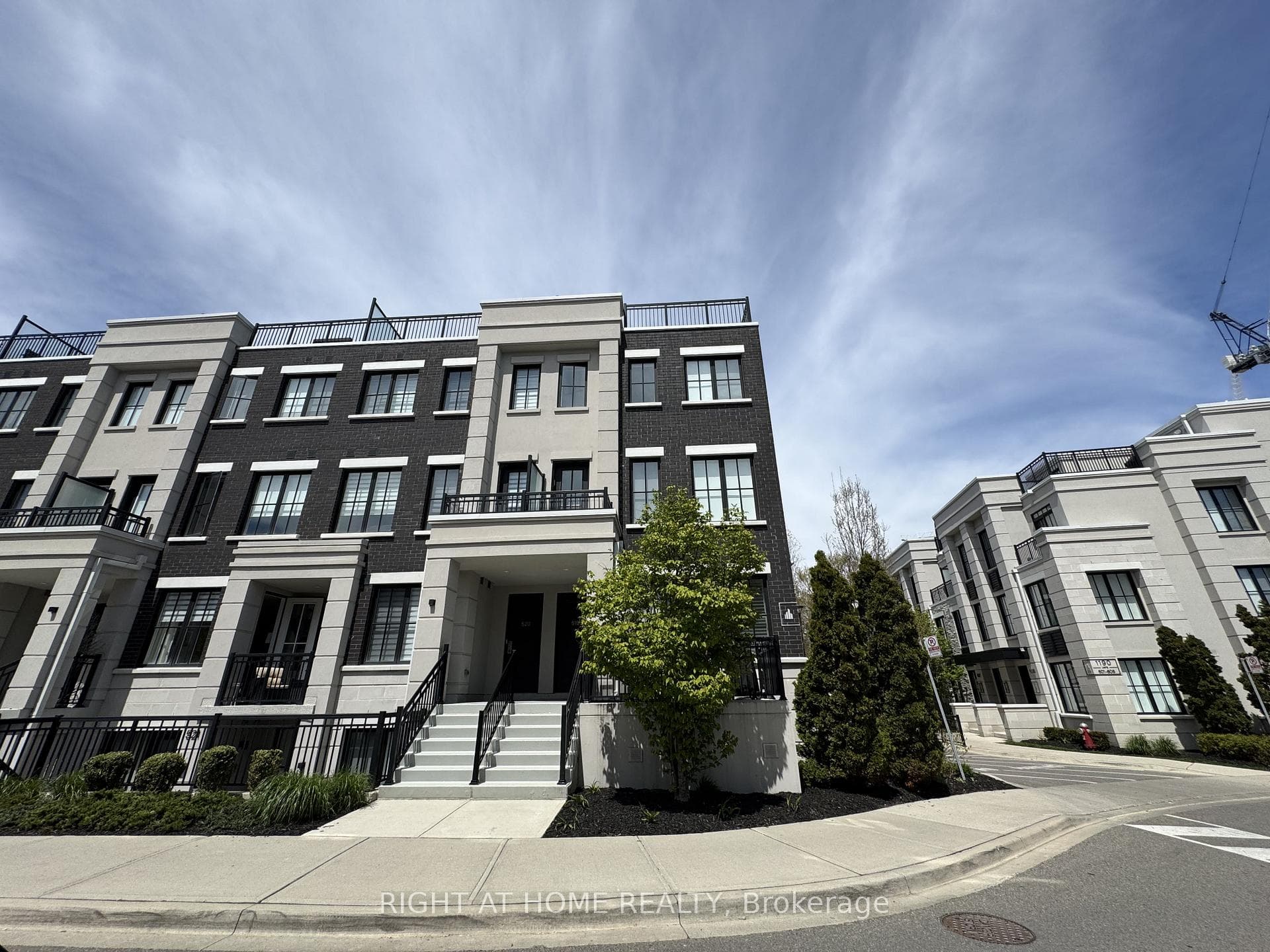 657 Cricklewood Drive Unit 520, Mississauga, ON L5G 0B8 - Photo 1