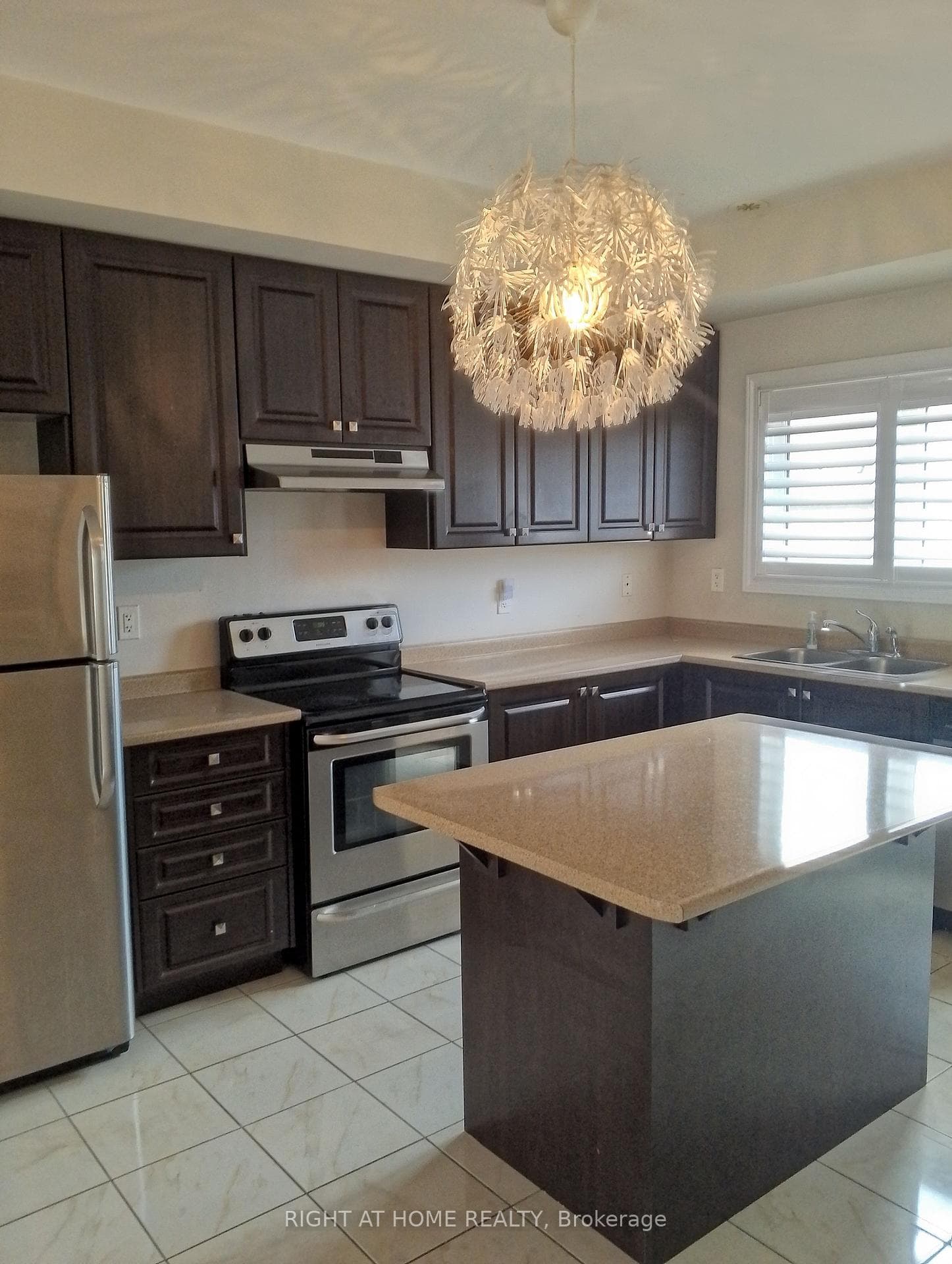 32 Aspen Hills Road Unit 4, Brampton, ON L6Y 6E4 - Photo 1