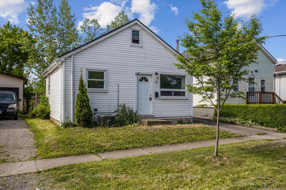 13 Bailey Street, St. Catharines, ON L2S 1J3 - Photo 1