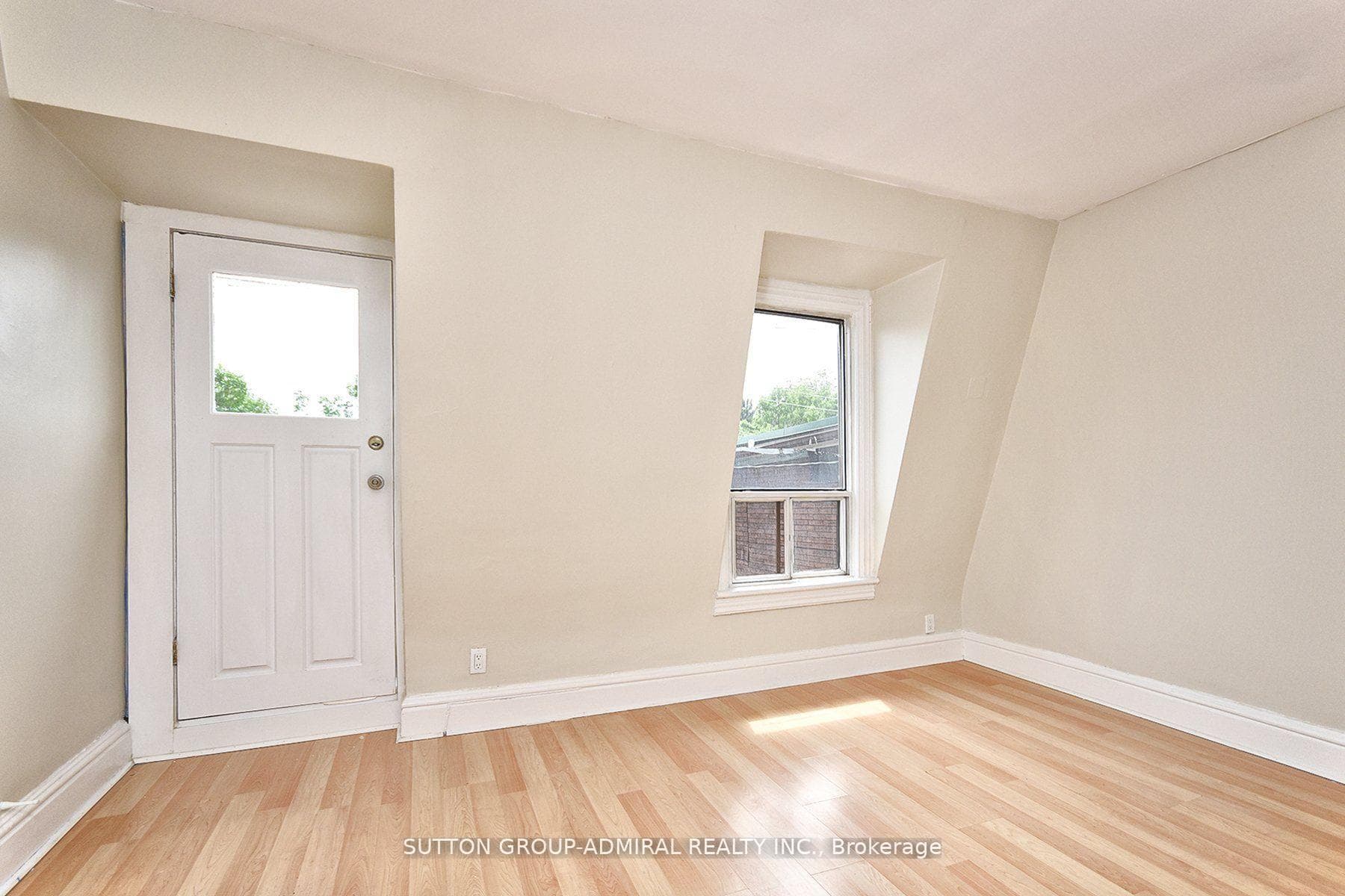 1932 Queen Street Unit Upper#2, The Beaches / Upper Beaches, ON M4L 1H6 - Photo 1