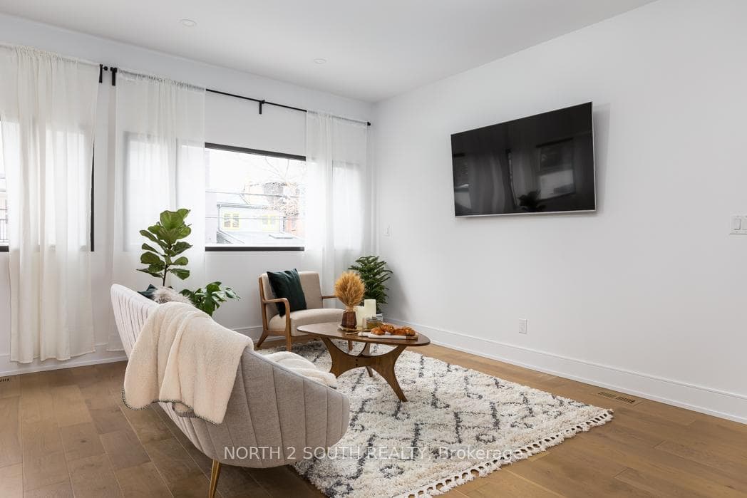 918 Manning Avenue Unit B, Annex / Yorkville / Summerhill, ON M6G 2X4 - Photo 1