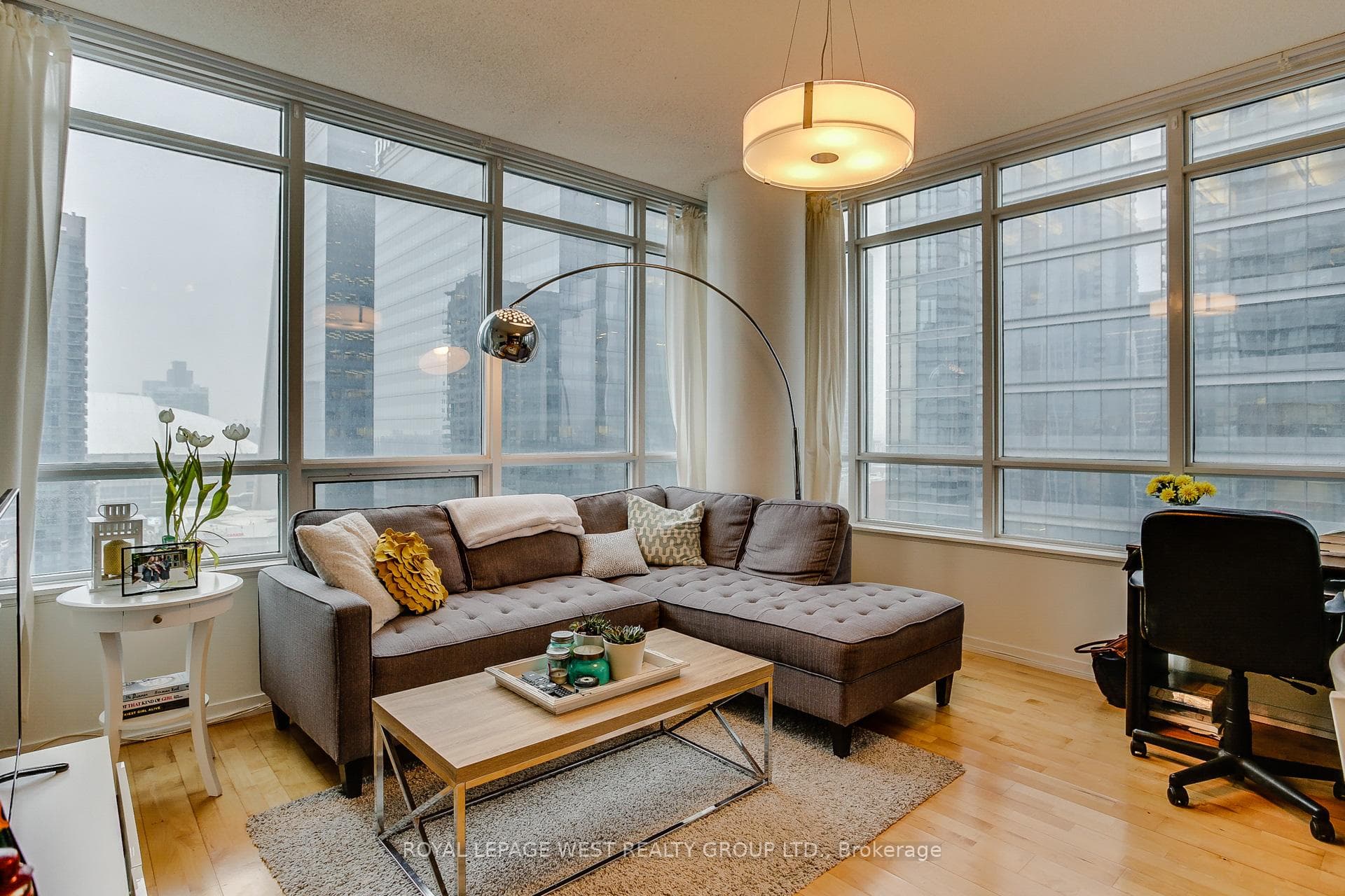 65 Bremner Boulevard Unit 1805, Toronto C01