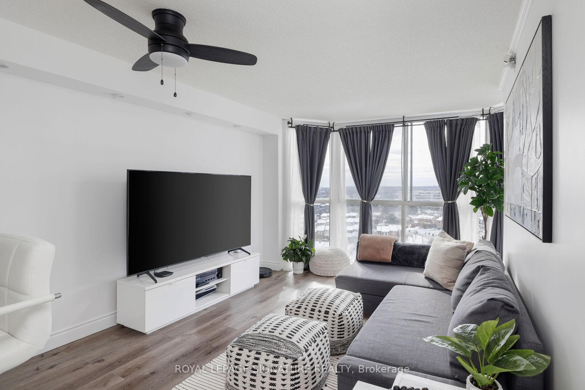 880 Dundas Street Unit 909, Mississauga, ON L5C 4H3 - Photo 1