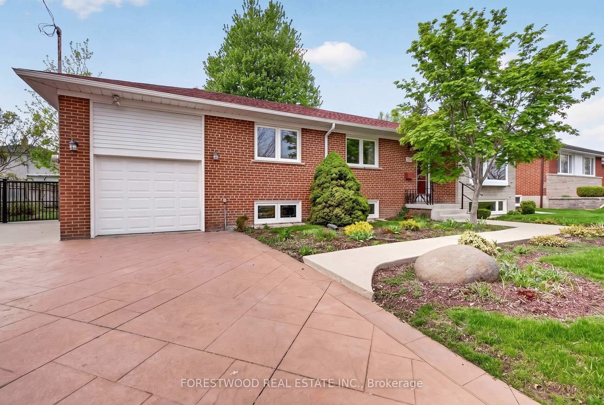 651 Breckenridge Road, Mississauga, ON L5A 2C7 - Photo 1
