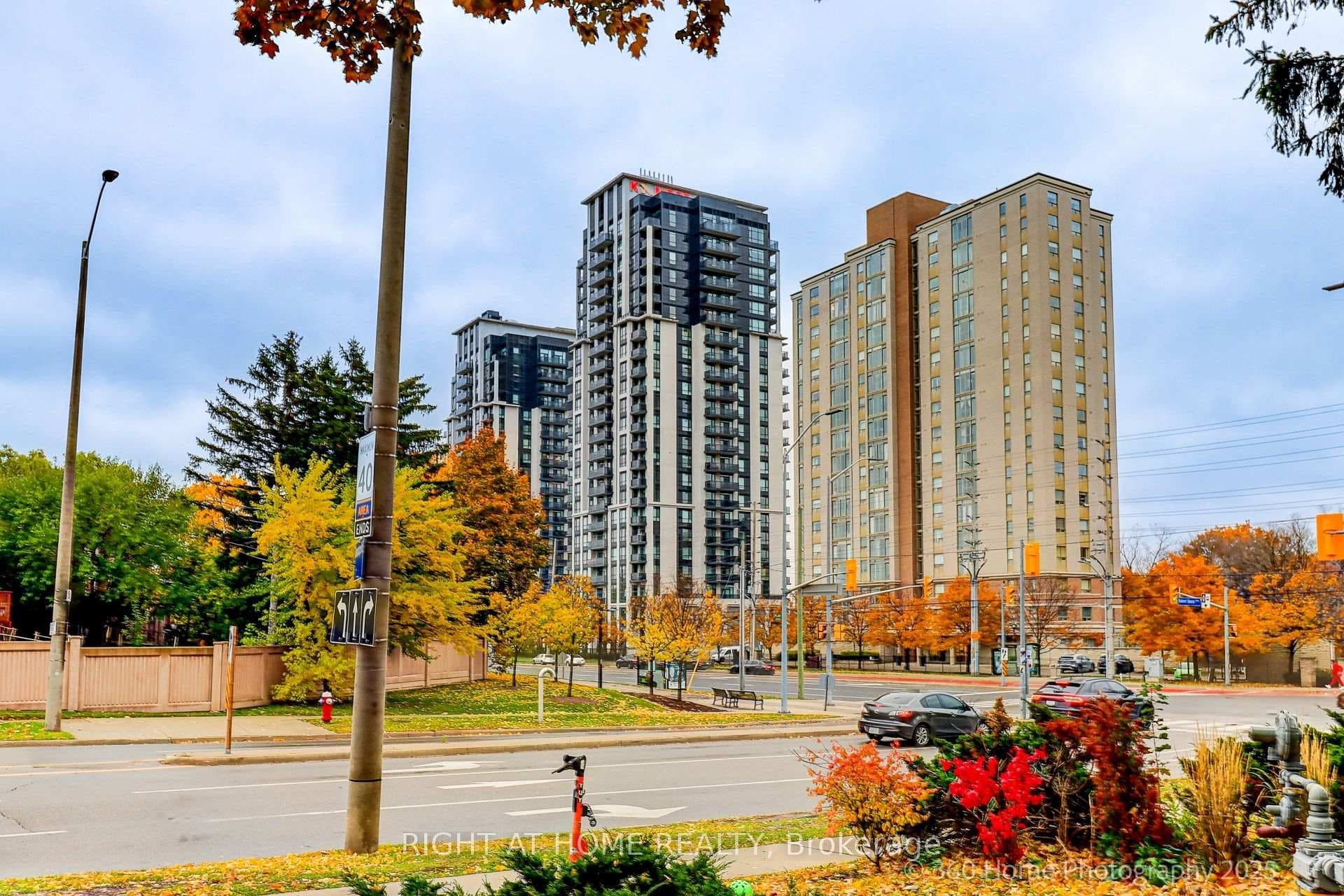 202 Burnhamthorpe Road Unit 605, Mississauga, ON L5B 0A1 - Photo 1