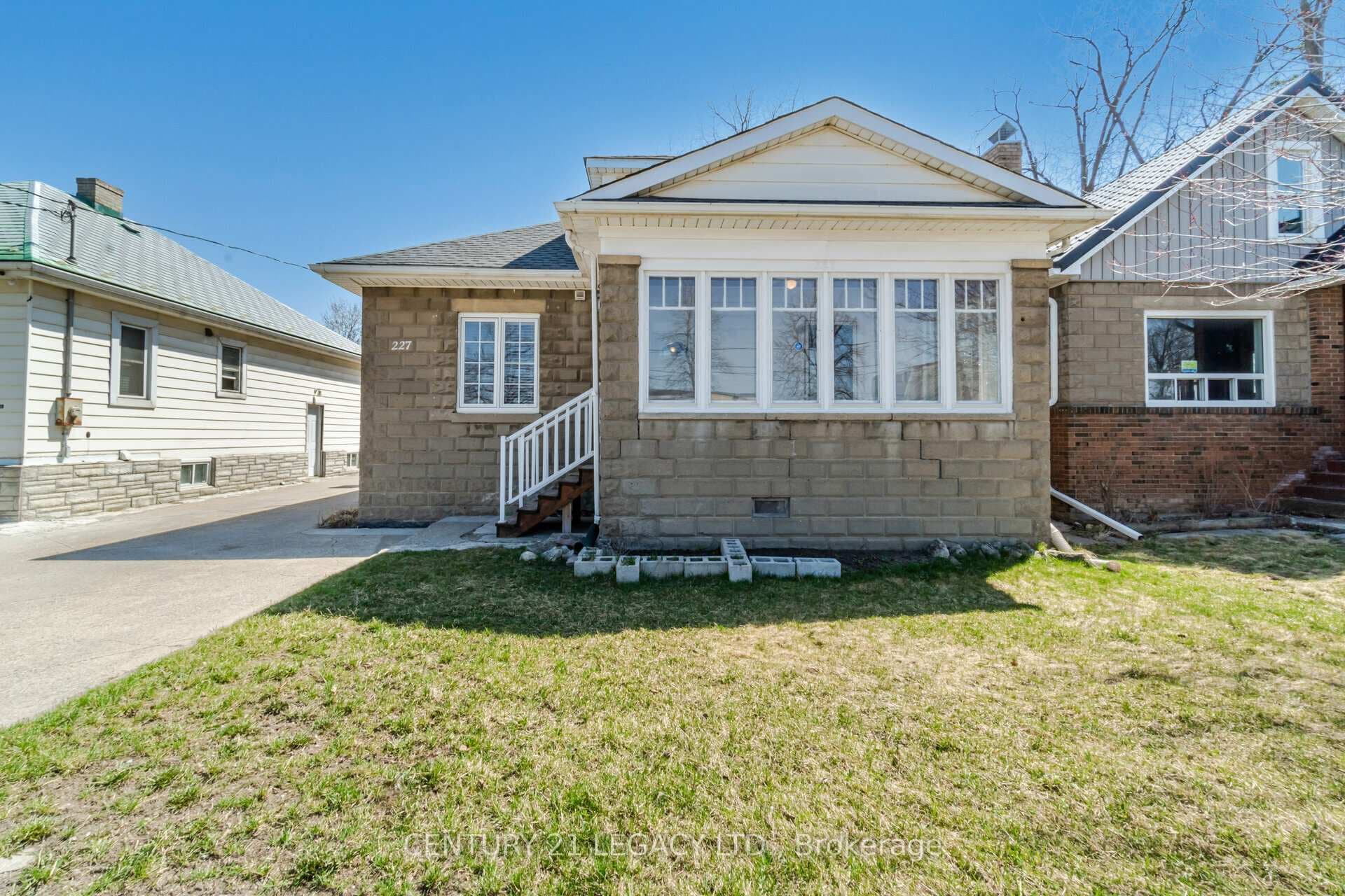 227 Queen Street, Brampton, ON L6Y 1M6 - Photo 1
