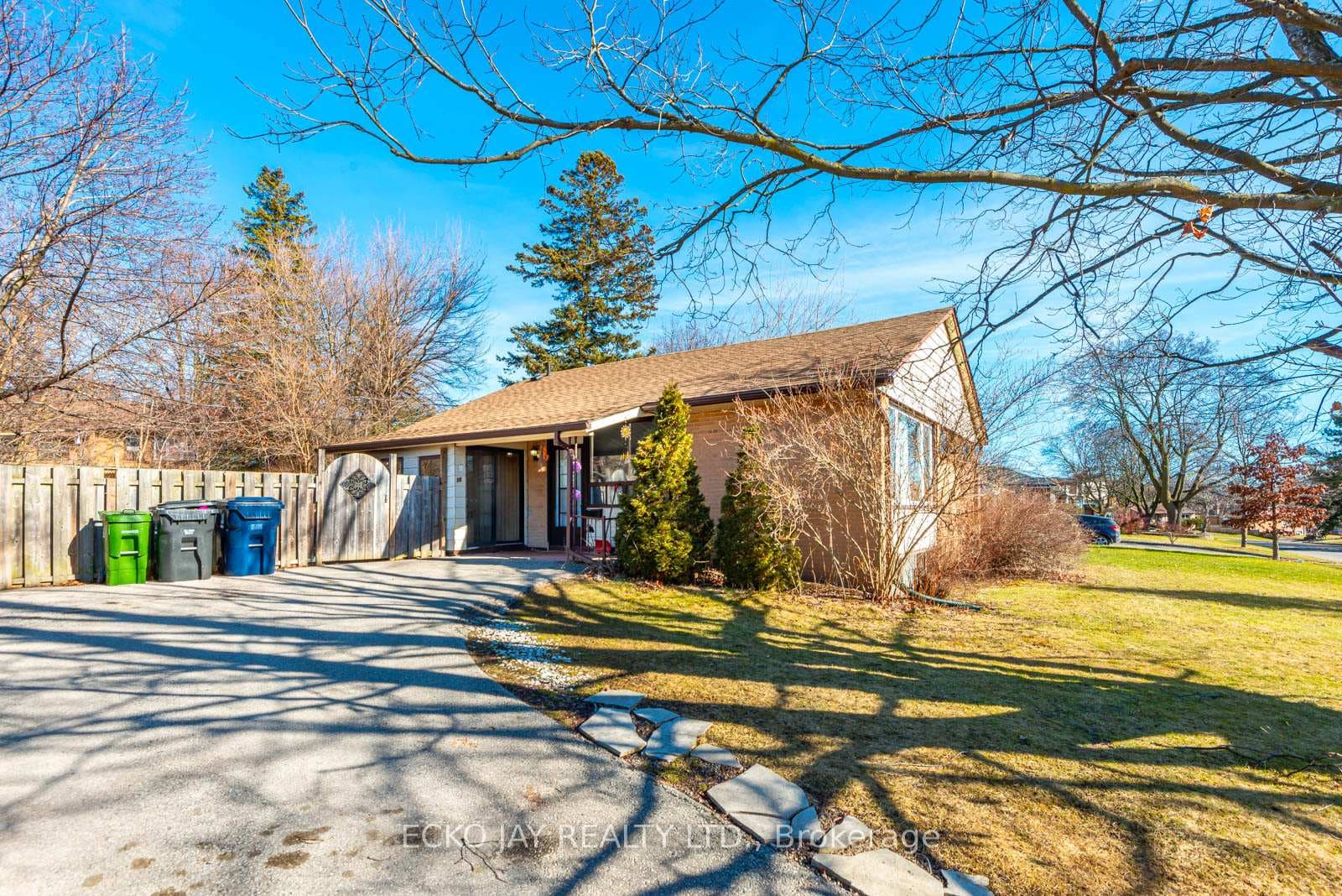 19 Paperbirch Drive, Don Mills / Parkwoods / Victoria Village, ON M3C 2E6 - Photo 1