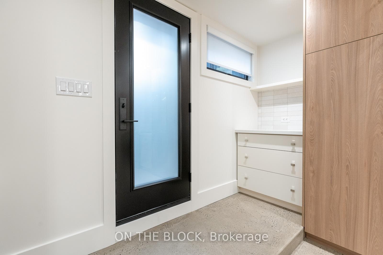 1041 College Street, Toronto C01