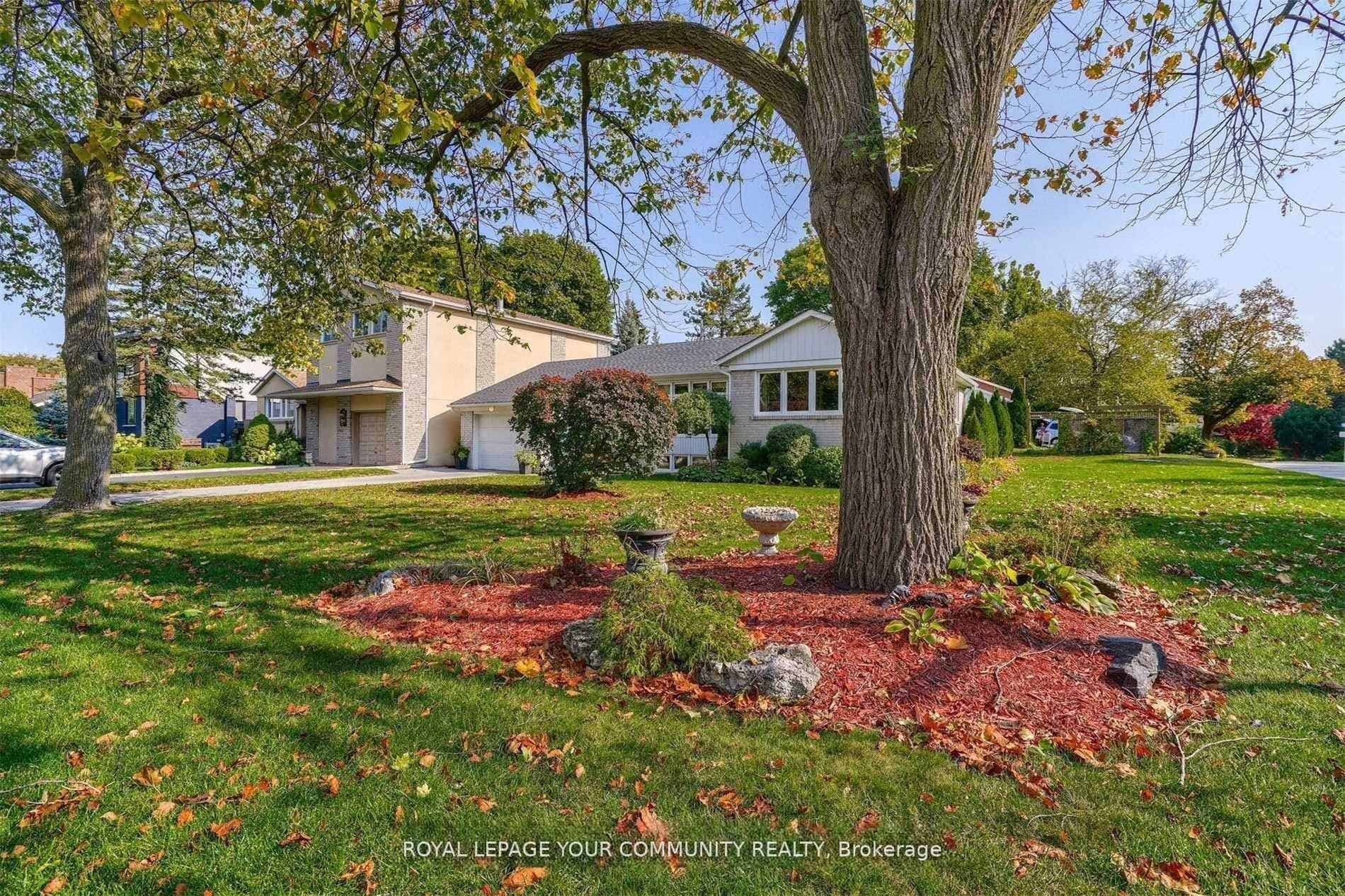 1 Yewfield Crescent, Don Mills / Parkwoods / Victoria Village, ON M3B 2Y4 - Photo 1