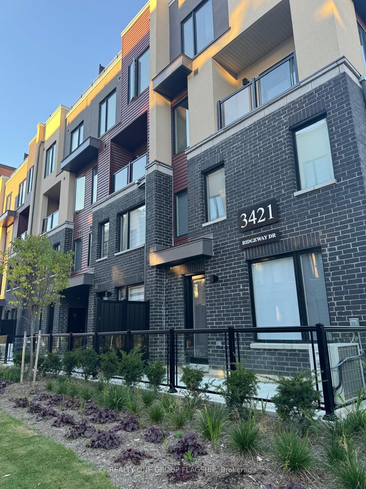 3421 Ridgeway Drive Unit 11, Mississauga, ON L5L 5T3 - Photo 1