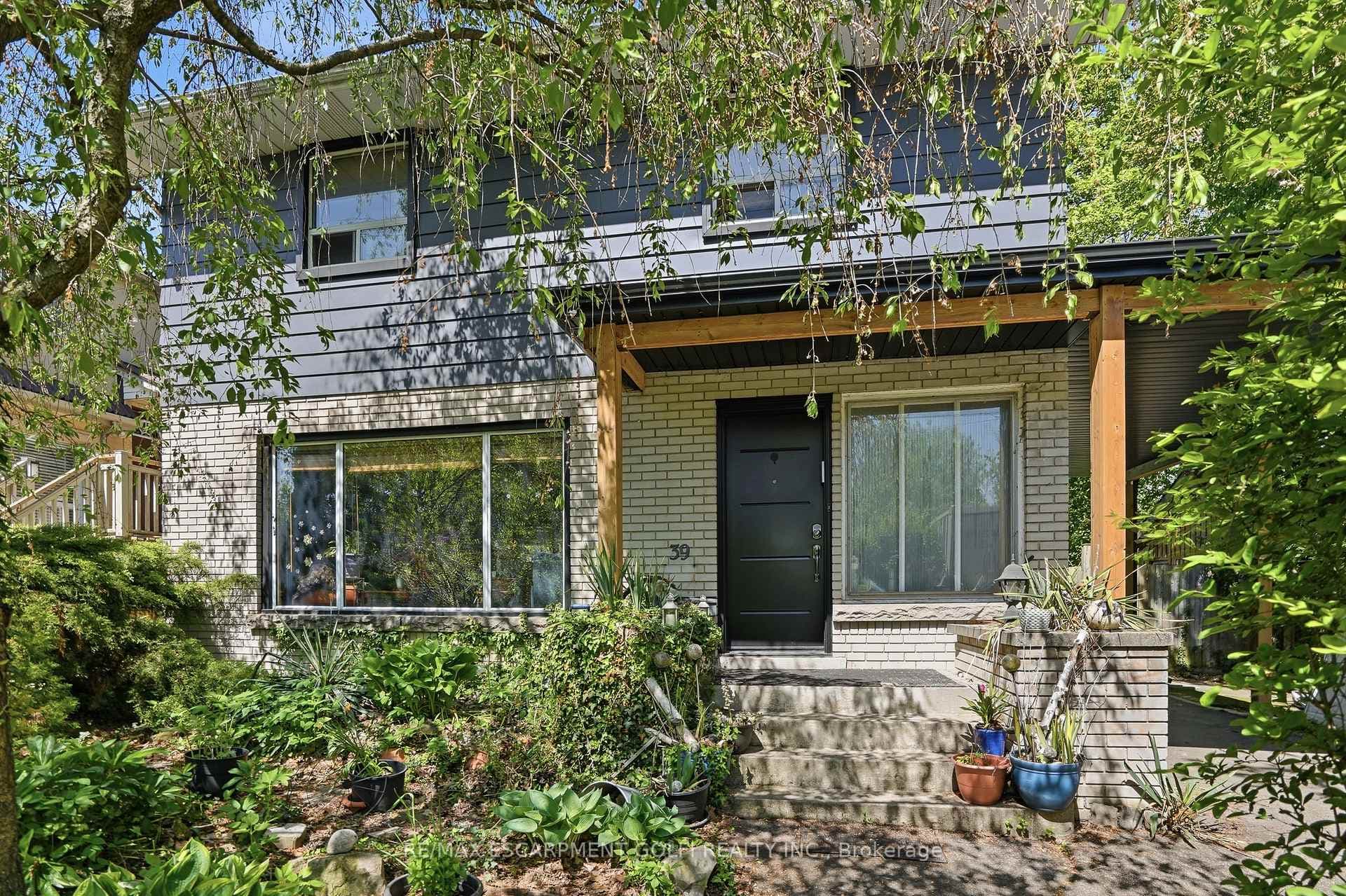 39 Paradise Road, Hamilton, ON L8S 3S6 - Photo 1