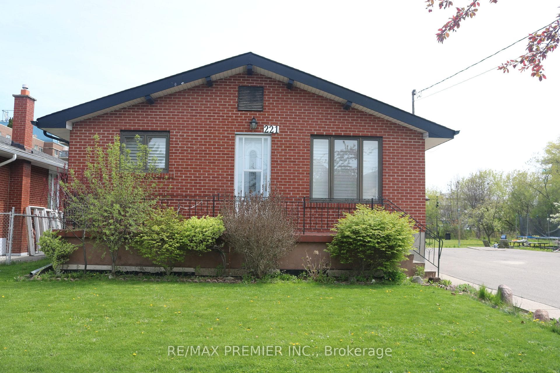 221 Cocksfield Avenue, North York (Bathurst Manor / Clanton Park), ON M3H 3T6 - Photo 1