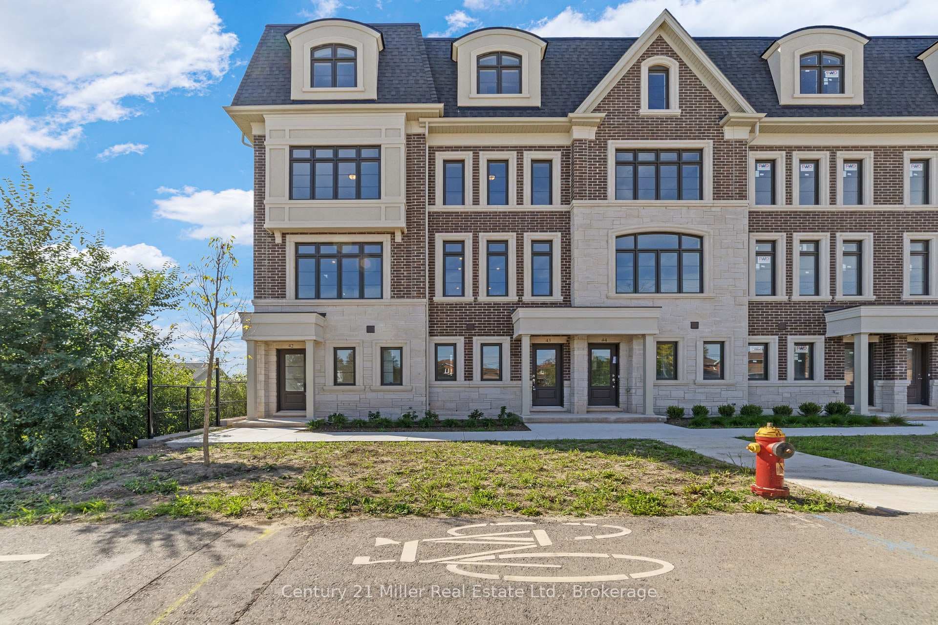 2140 Trafalgar Road Unit 42, Oakville, ON L6H 8A5 - Photo 1