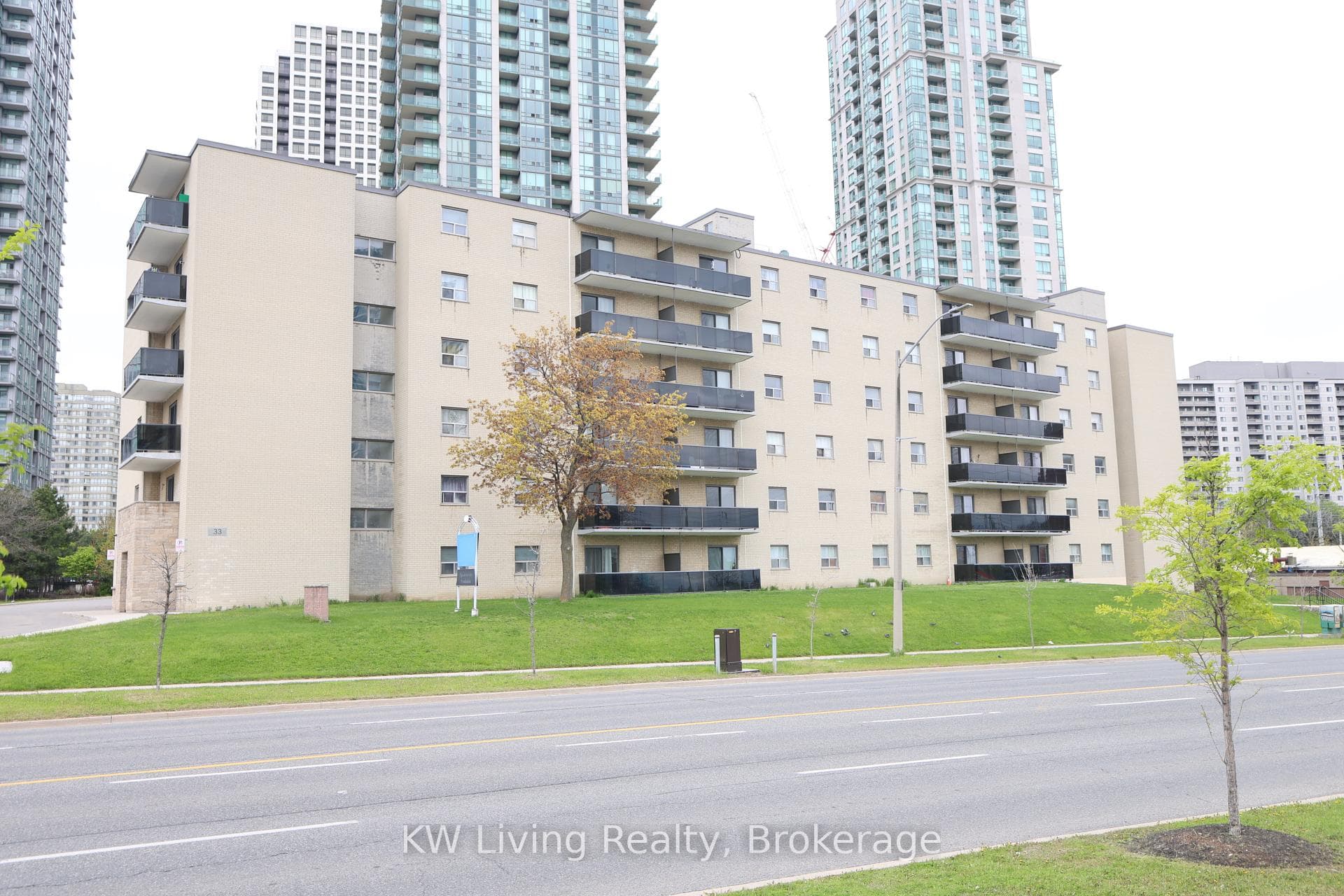 33 Central Parkway Unit 203, Mississauga, ON L5B 1L4 - Photo 1