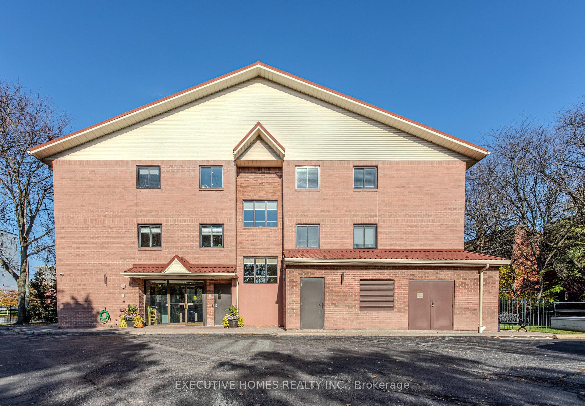 1275 Cornerbrook Place Unit 102, Mississauga, ON L5C 3J3 - Photo 1