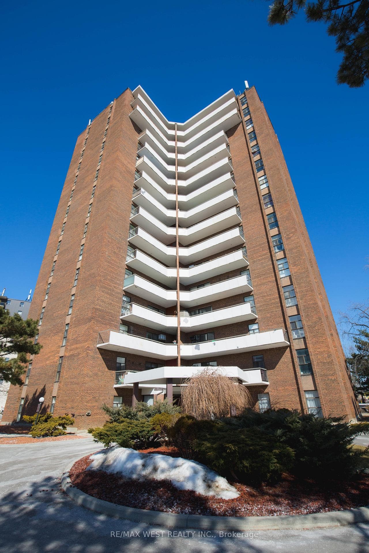 3025 Queen Frederica Drive Unit 1503, Mississauga, ON L4Y 3A1 - Photo 1