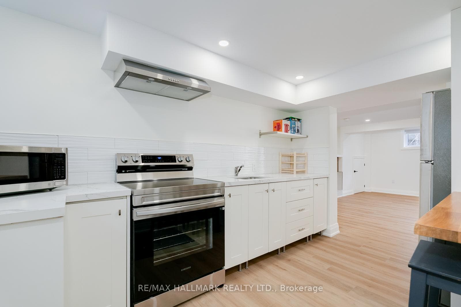 Extensive Kitchen Cupboards