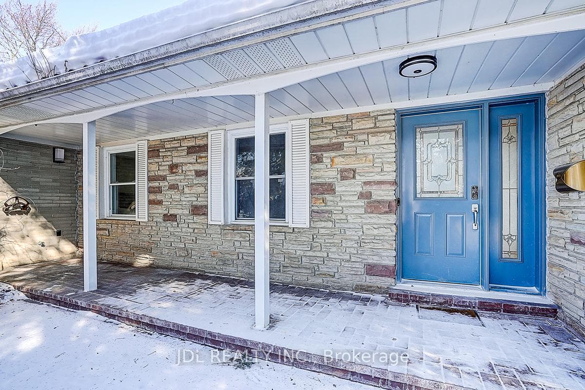 15 Crossburn Drive, Don Mills / Parkwoods / Victoria Village, ON M3B 2Z3 - Photo 1