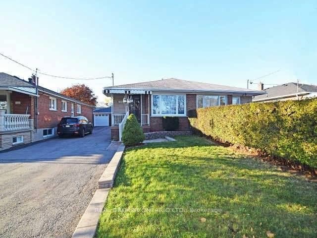 1602 Coram Crescent Unit Main, Mississauga, ON L4X 1K9 - Photo 1