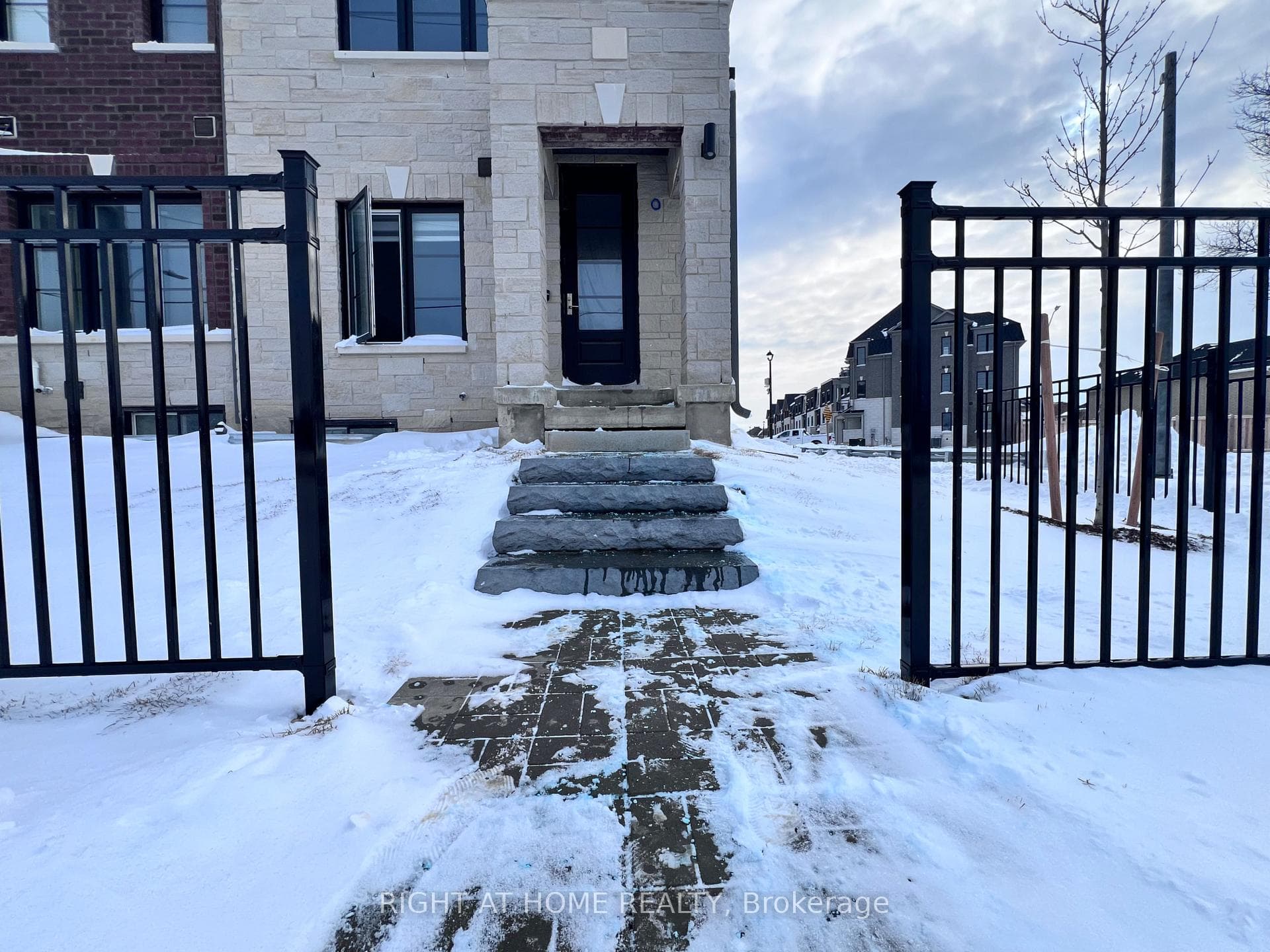 5953 Saigon Street Unit - Suit, Mississauga, ON L5V 0E9 - Photo 1
