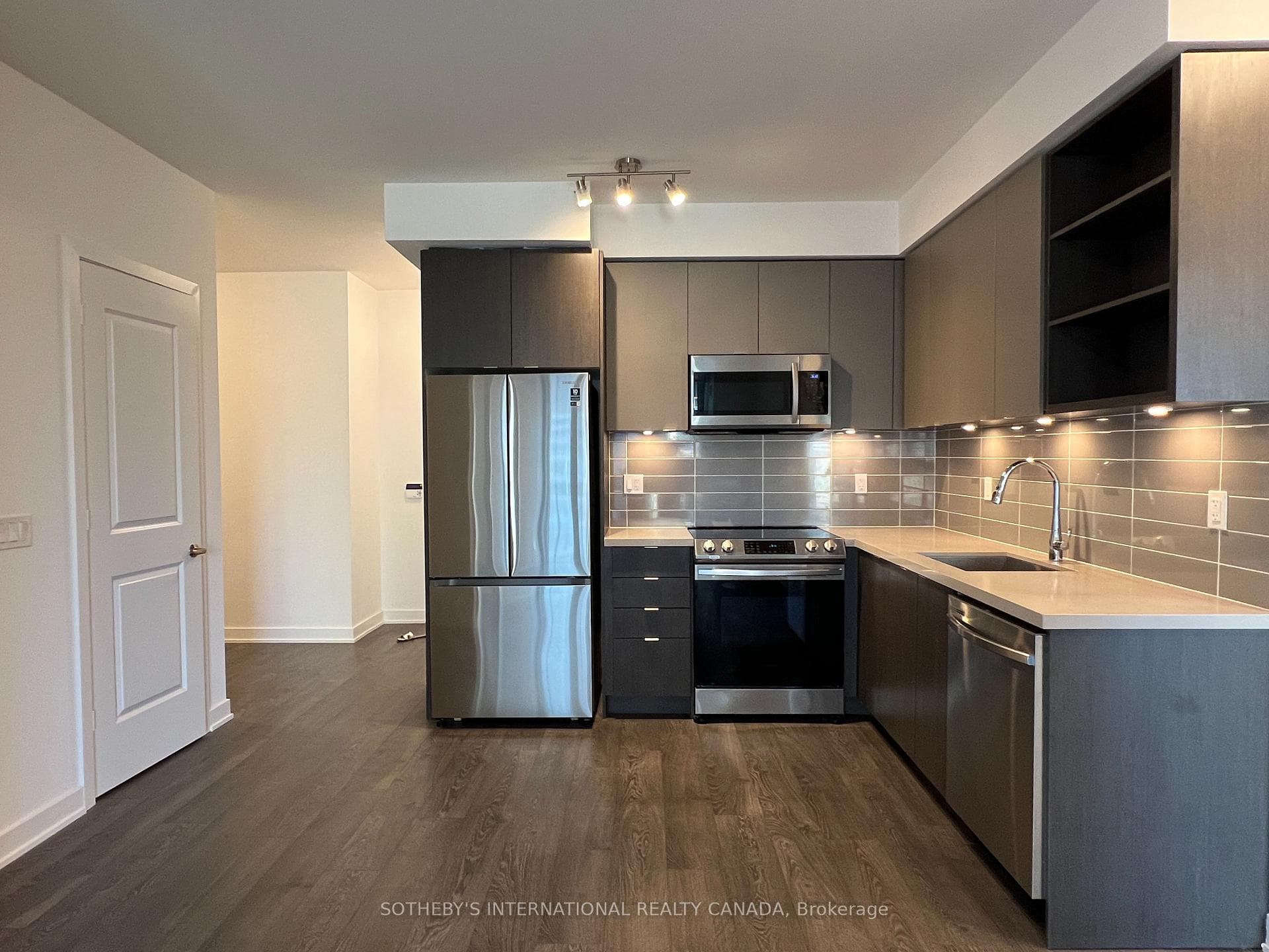 4675 Metcalfe Avenue Unit 401, Mississauga, ON L5M 0Z8 - Photo 1