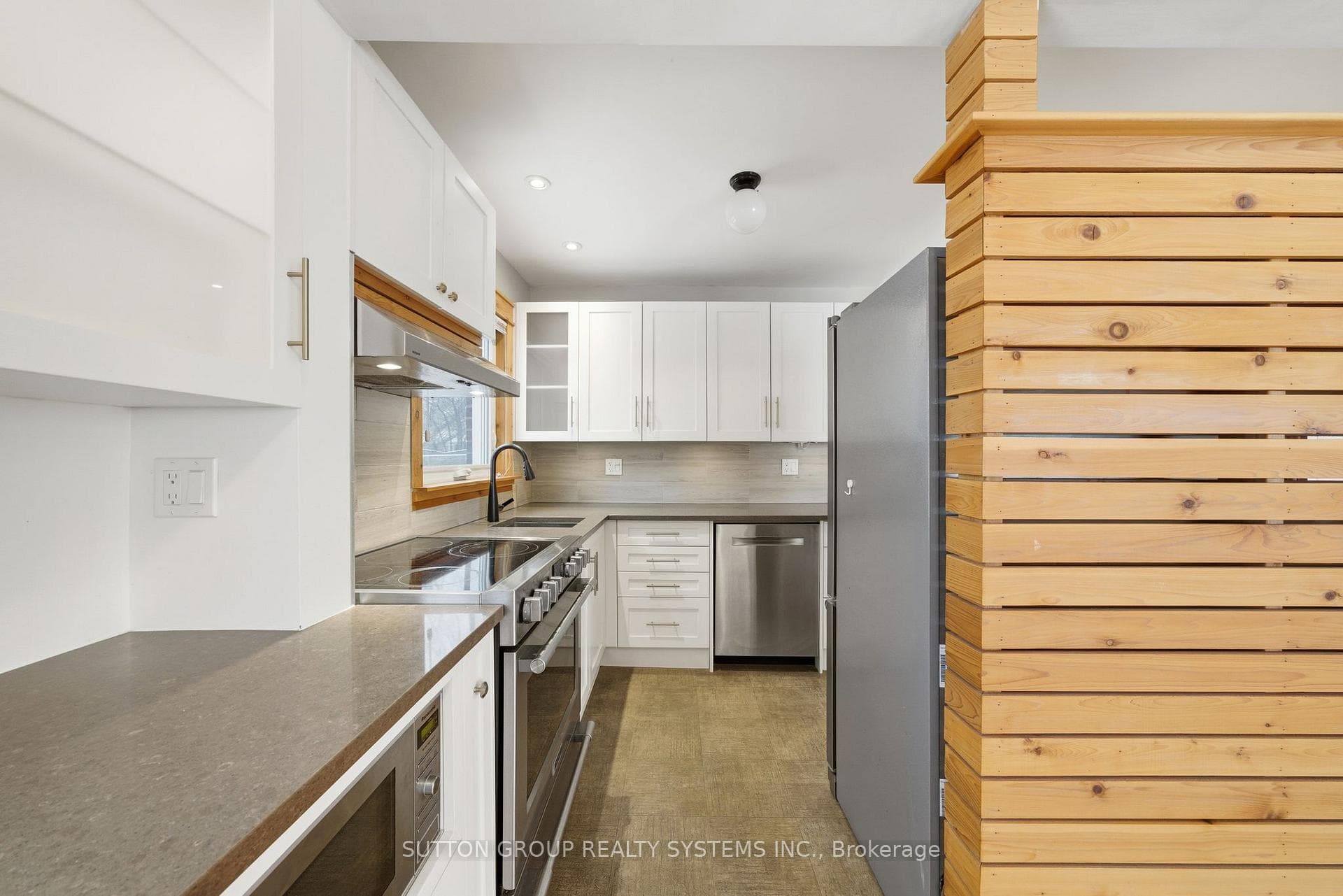 10 Willowhurst Crescent, Toronto E04