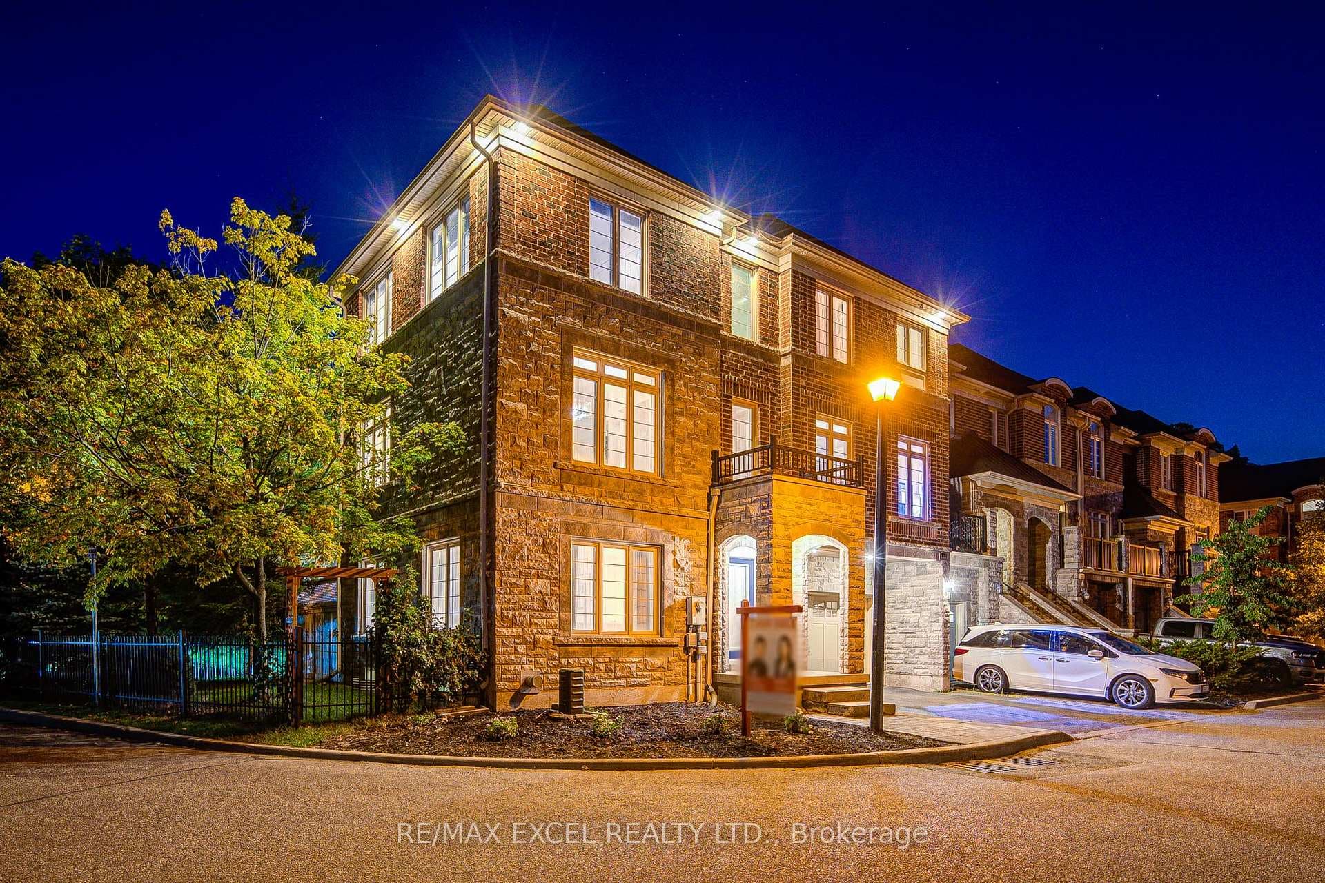 144 Chapman Court, Aurora, ON L4G 0E2 - Photo 1