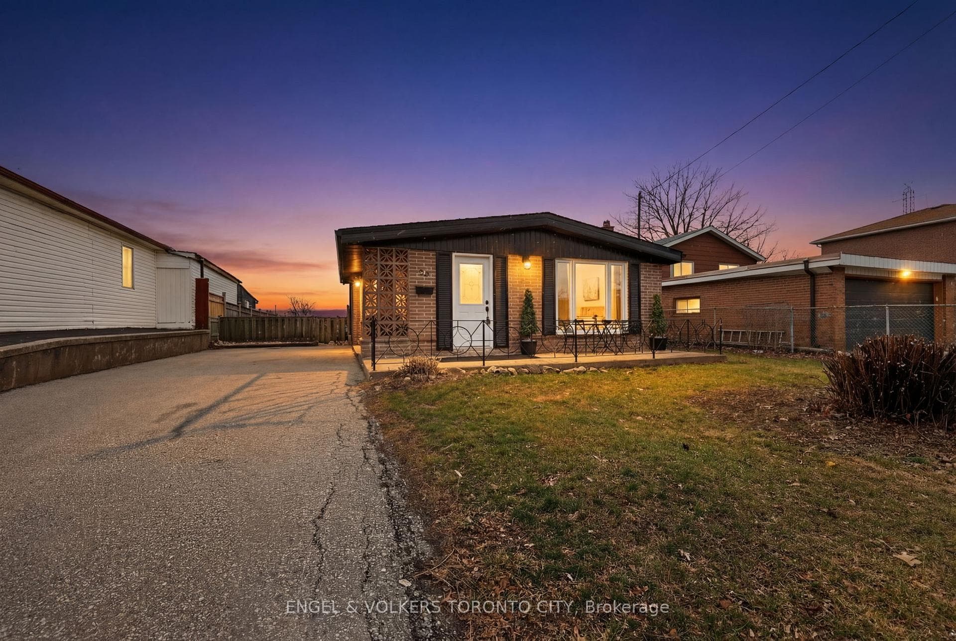 33 Wheatsheaf Crescent, Downsview / Black Creek, ON M3N 1P7 - Photo 1