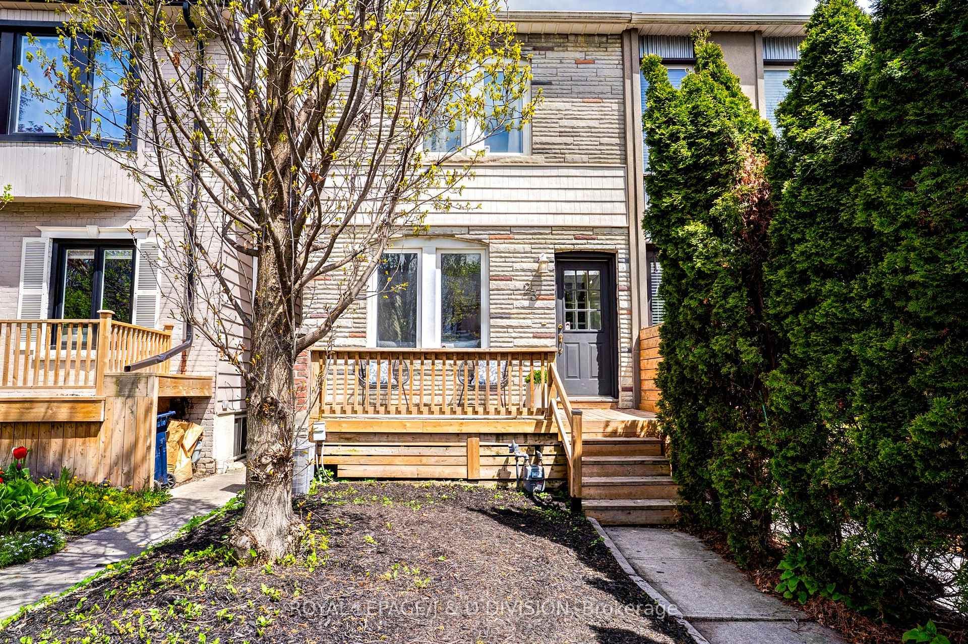 23 Empire Avenue, Toronto E01