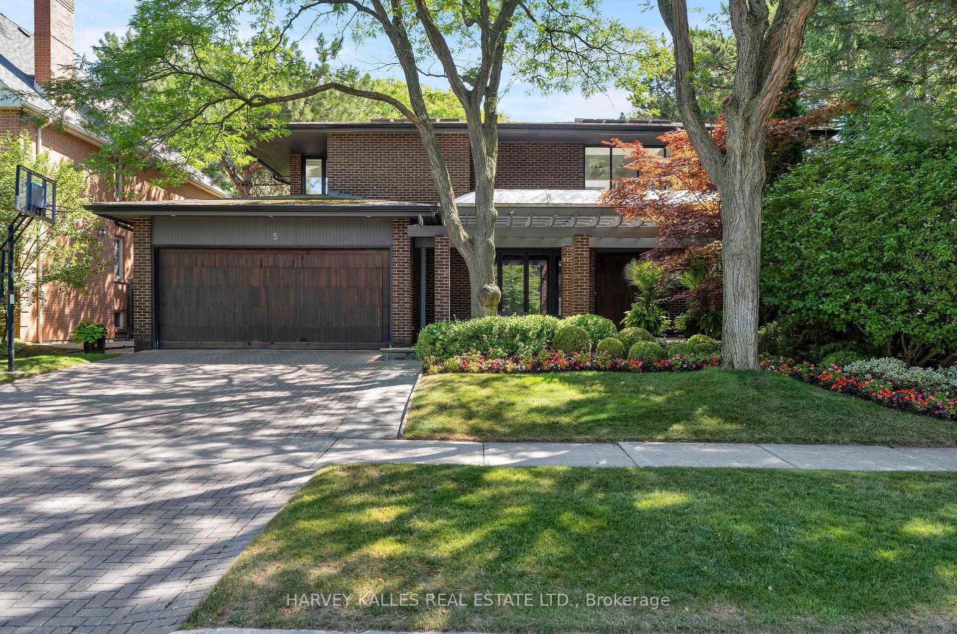 5 Cosmic Drive, Don Mills / Parkwoods / Victoria Village, ON M3B 3L5 - Photo 1