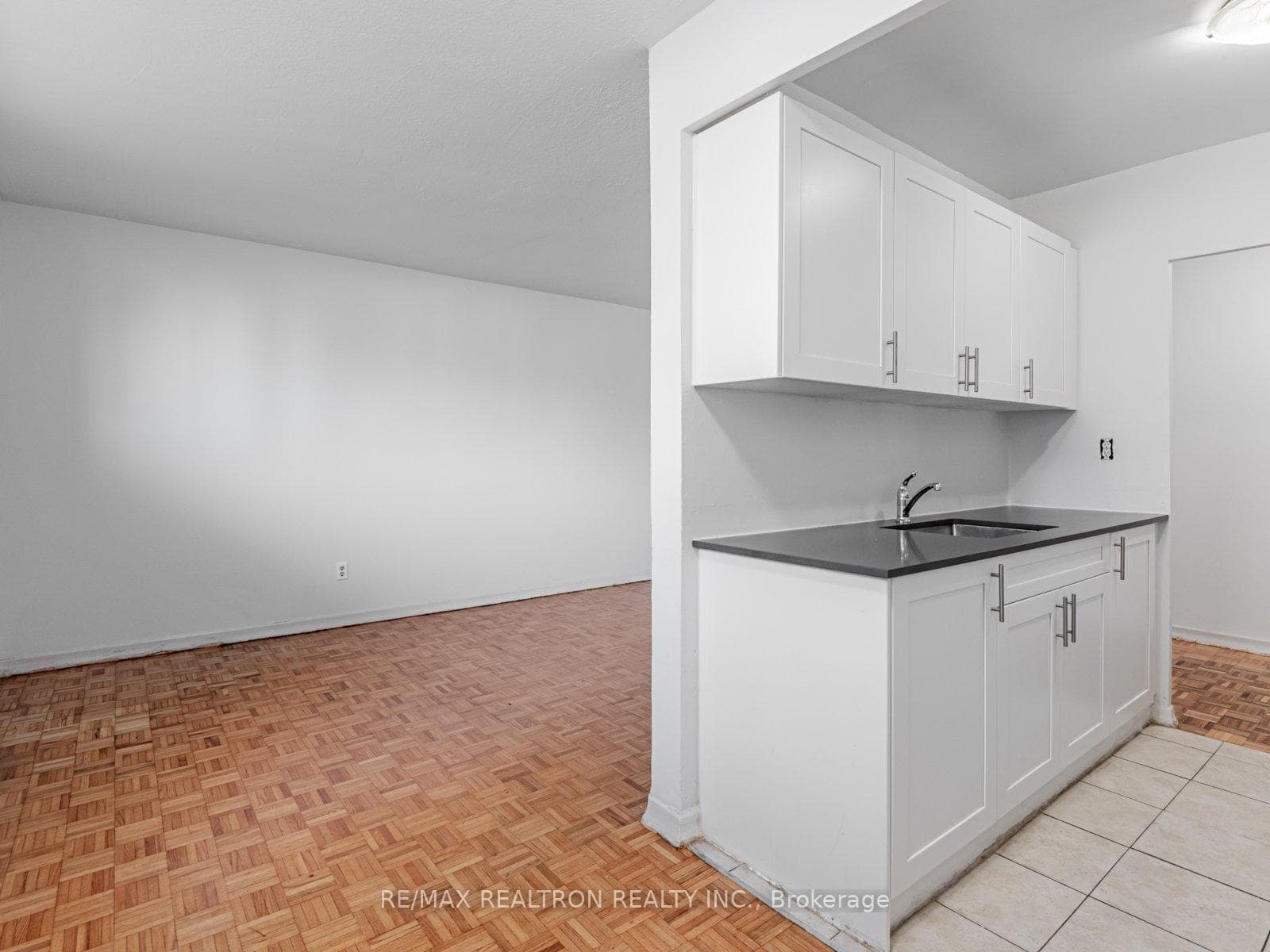 165 Colborne Avenue Unit 204, Richmond Hill, ON L4C 2K2 - Photo 1