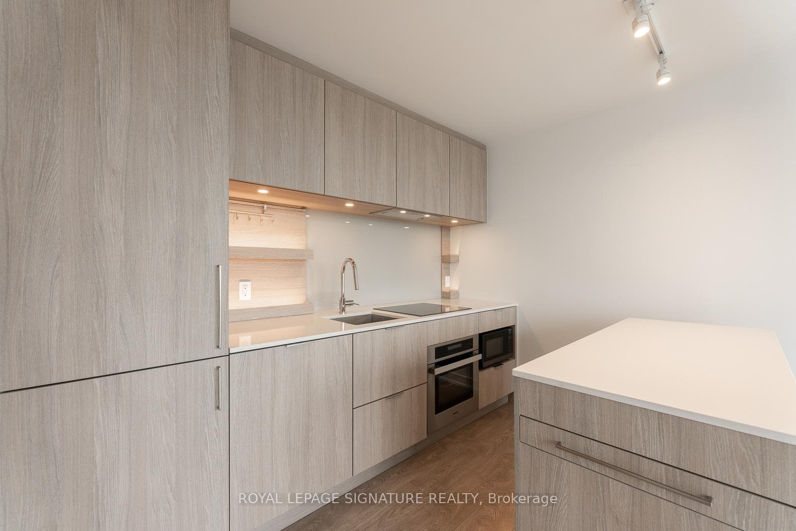 28 Ann Street Unit 916, Mississauga, ON L5G 0E1 - Photo 1