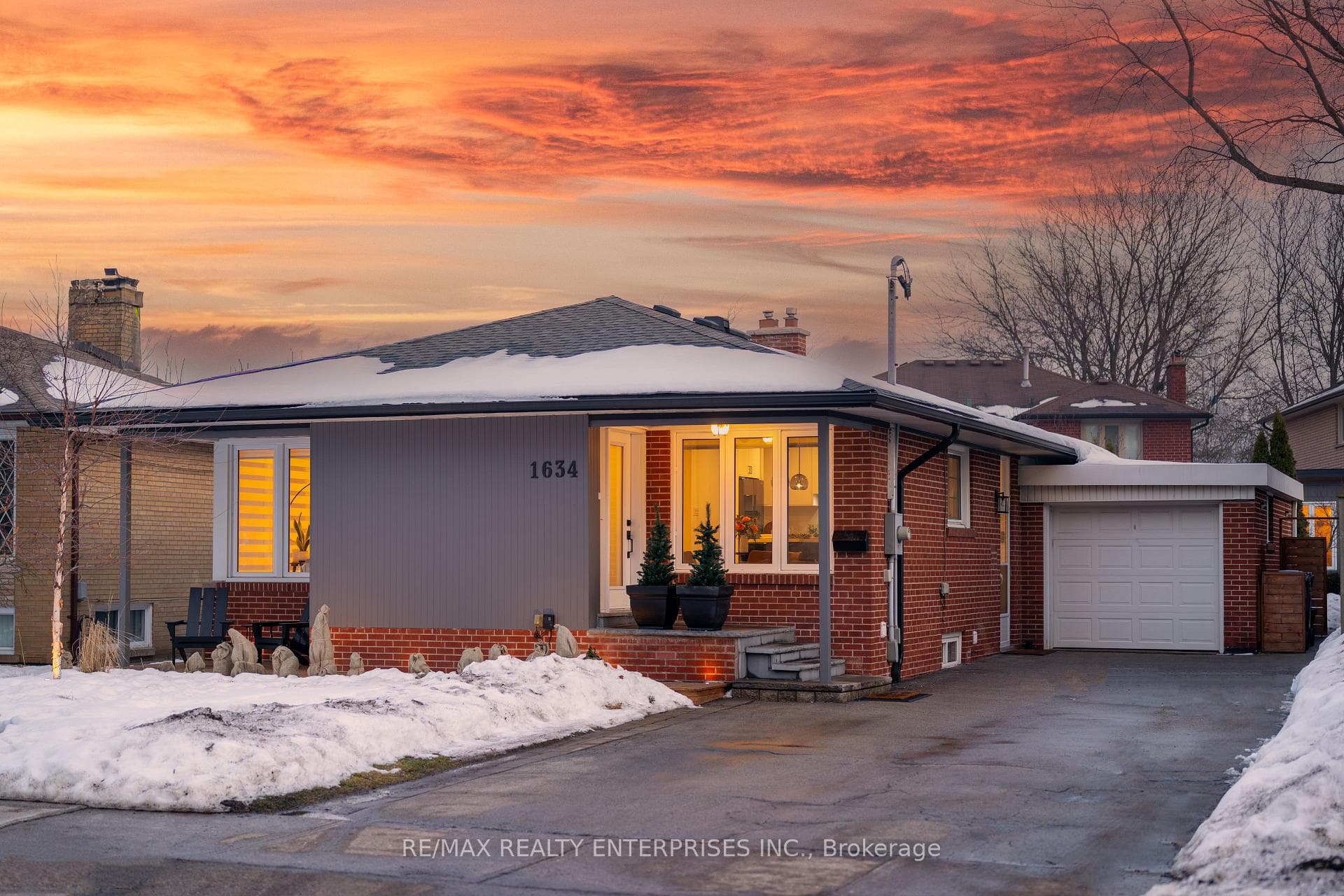 1634 Tarn Road, Mississauga, ON L4X 1B1 - Photo 1