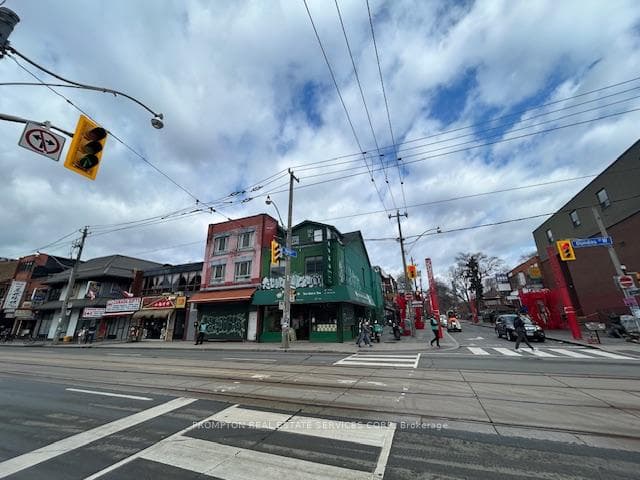 Huron and Dundas St W
