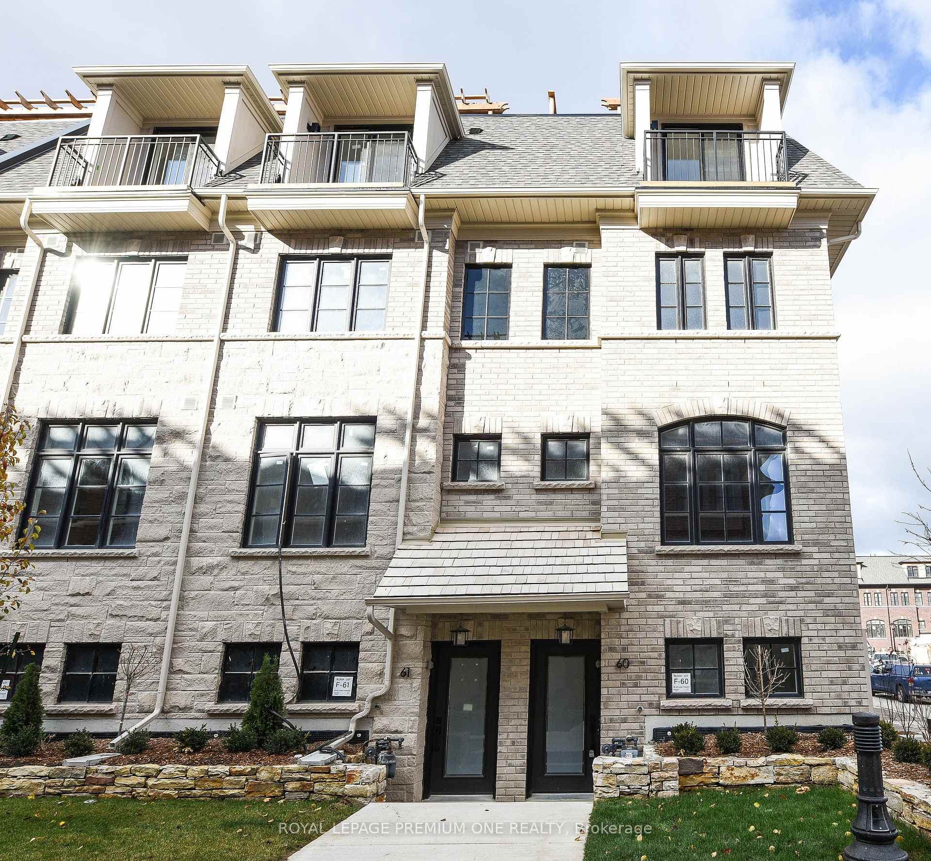 40 Lunar Crescent Unit 60, Mississauga, ON L5M 2R5 - Photo 1