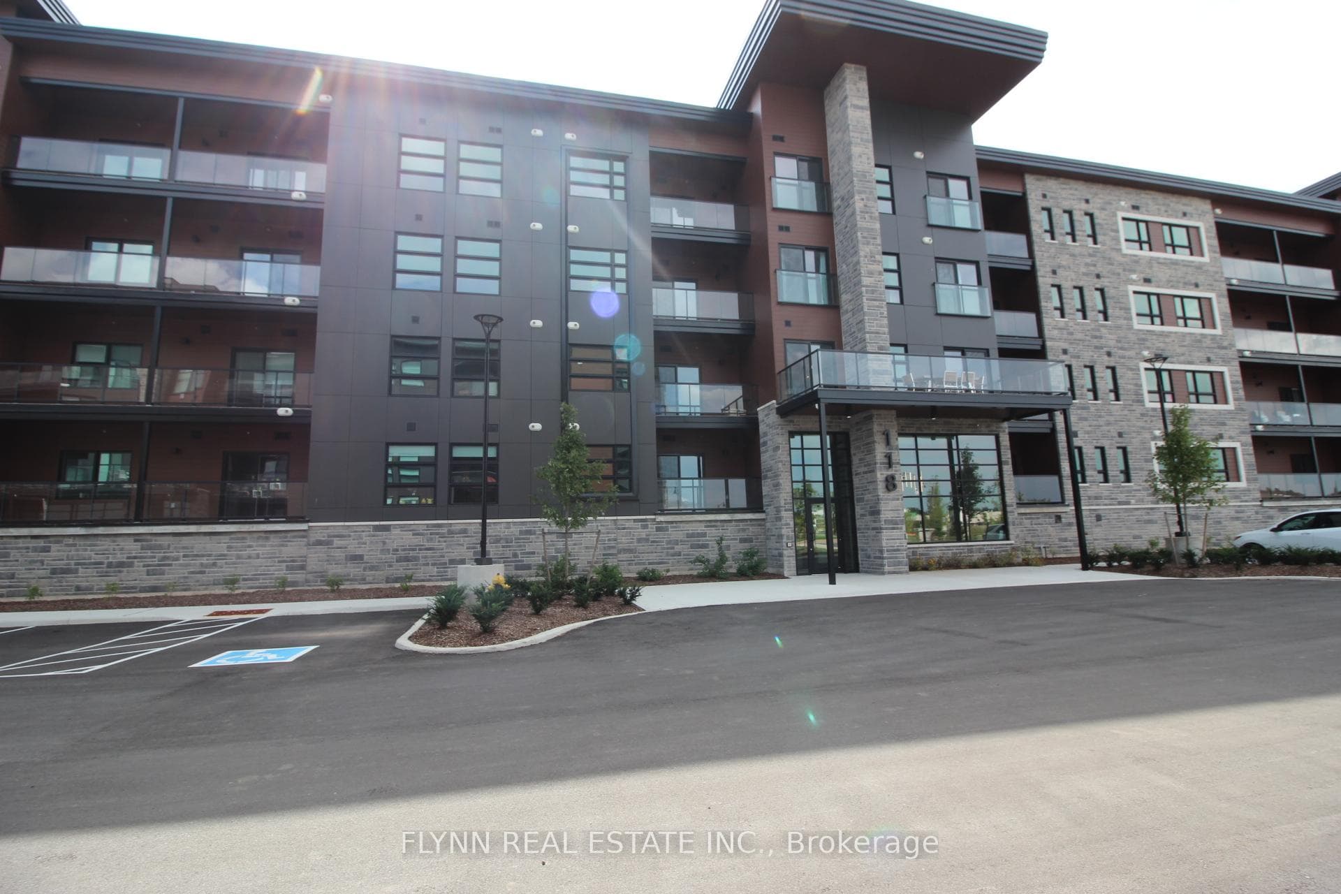 118 SUMMERSIDES Boulevard Unit 104, Pelham
