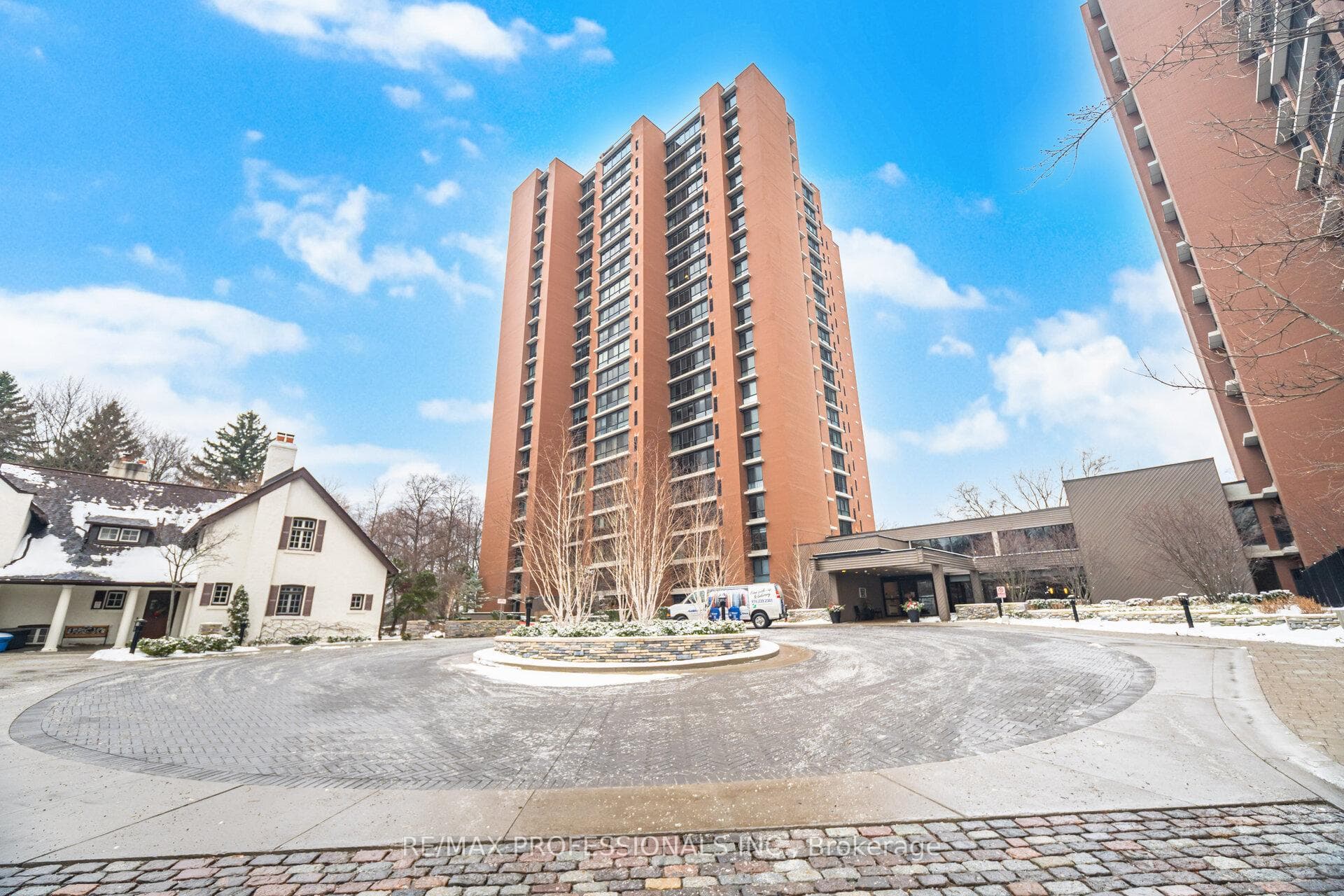 1400 Dixie Road Unit 305, Mississauga, ON L5E 3E1 - Photo 1