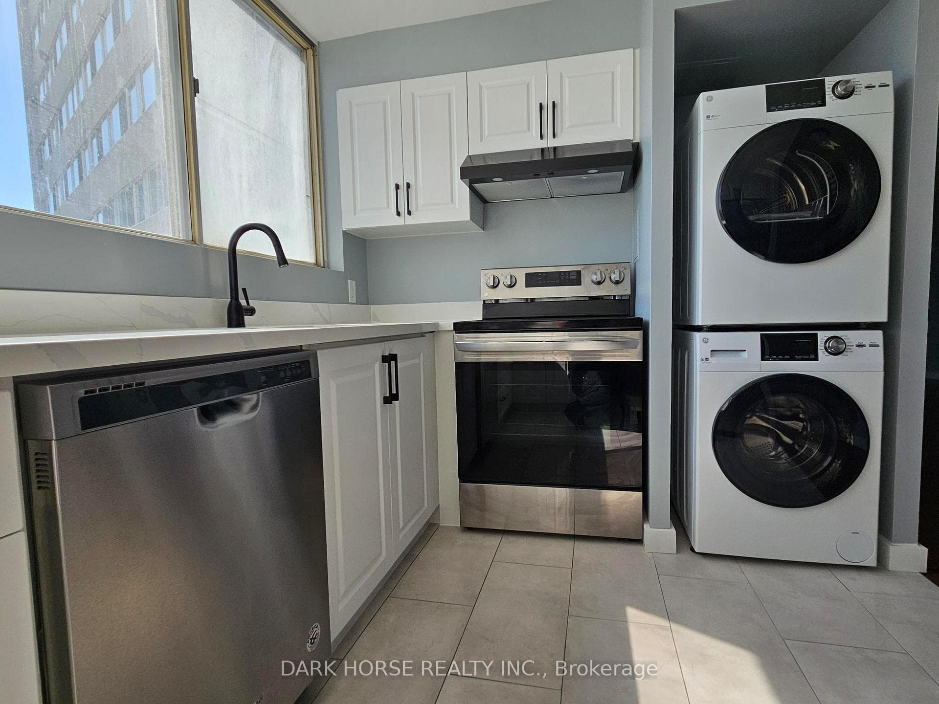 3695 Kaneff Crescent Unit 810, Mississauga, ON L5A 4B6 - Photo 1