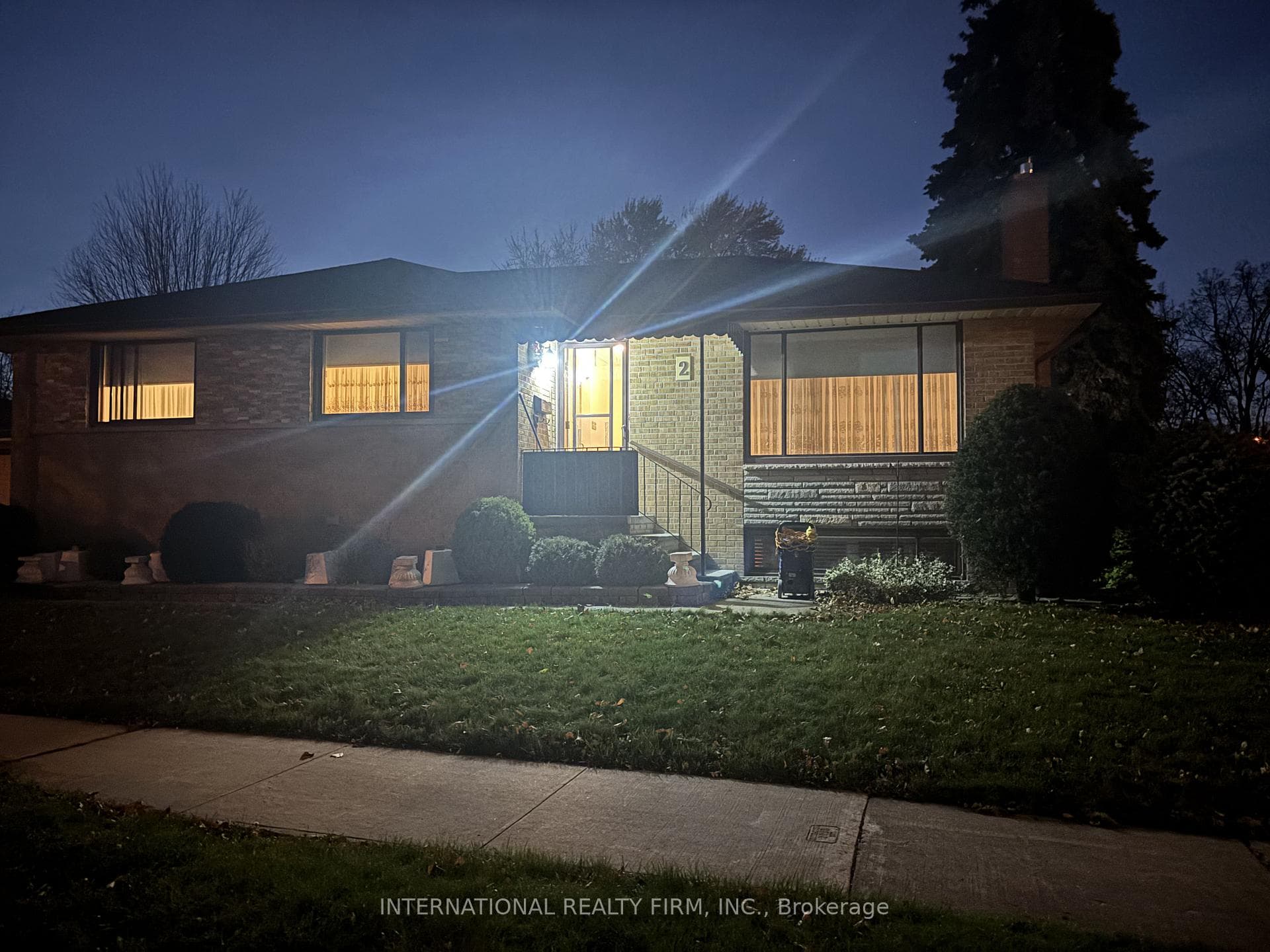 2 Tynevale Drive, Etobicoke (Kingsview Village / Humber Heights), ON M9R 2B4 - Photo 1