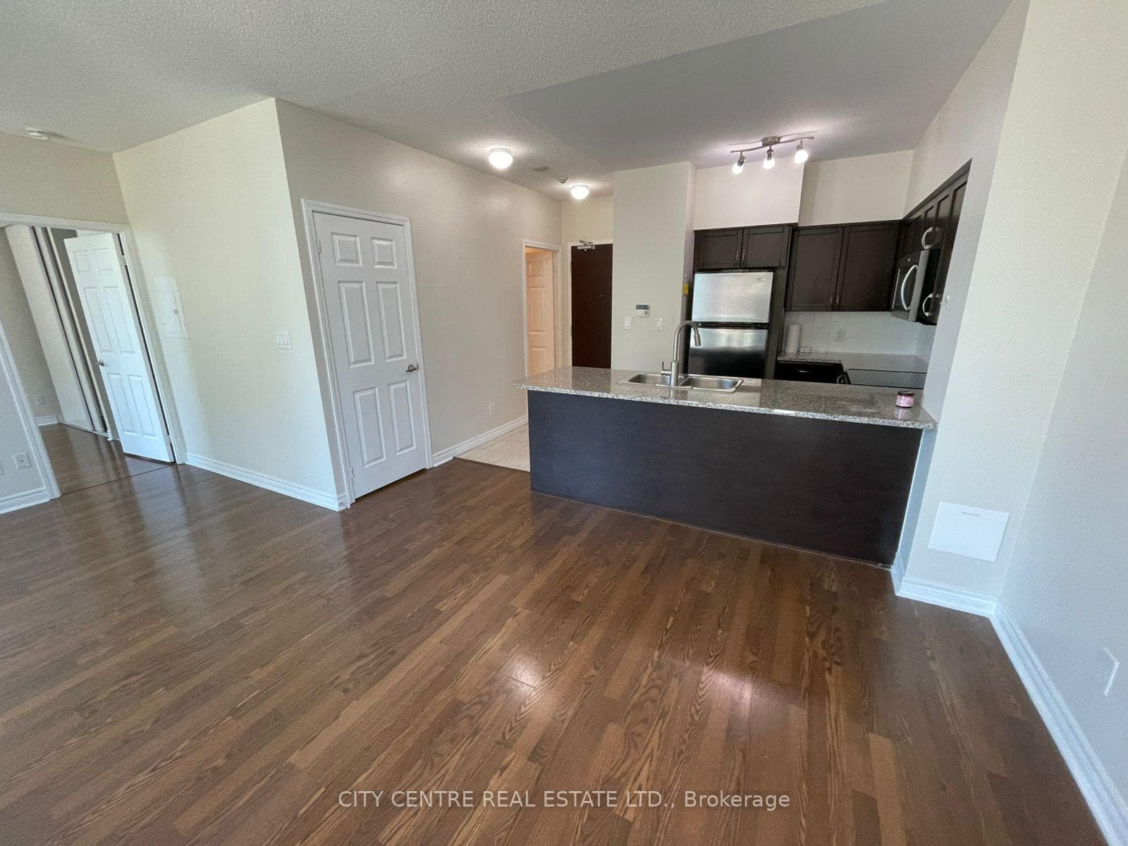 208 Enfield Place Unit 702, Mississauga, ON L5B 0G8 - Photo 1